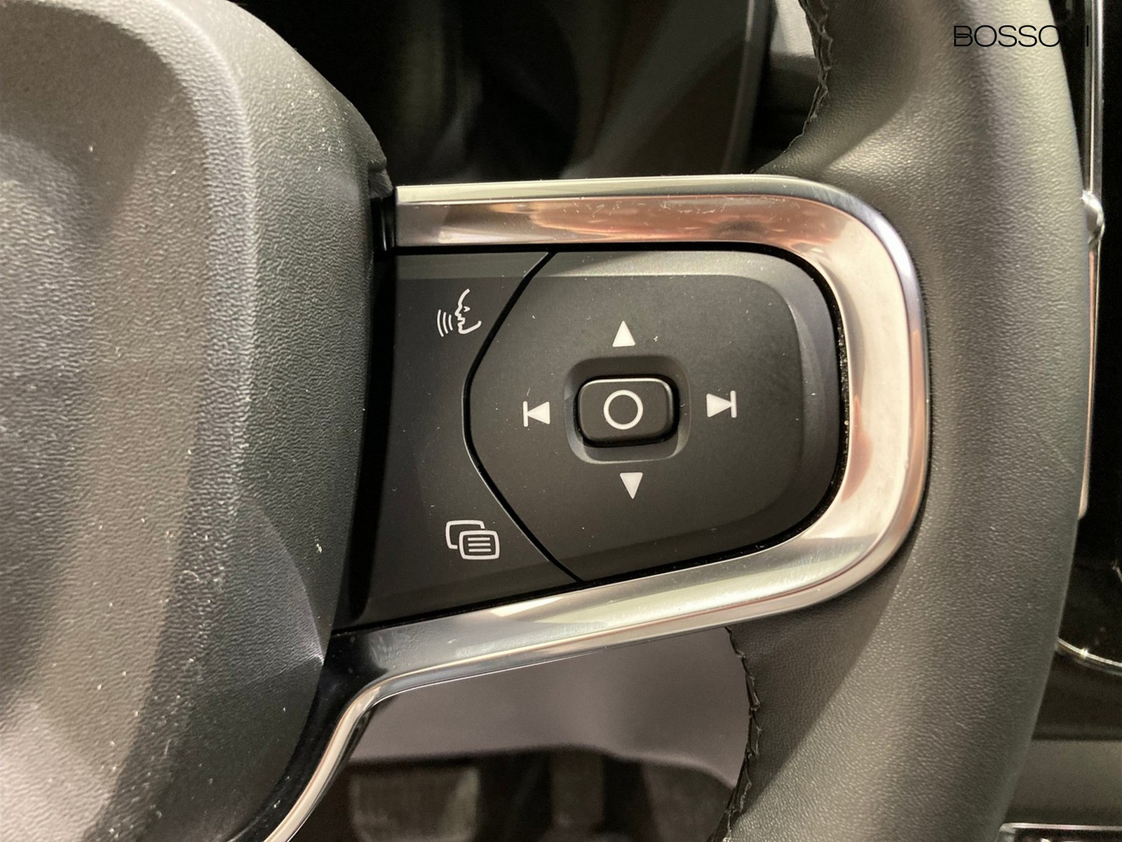 17 - Volvo XC40 2.0 b3 core automatico