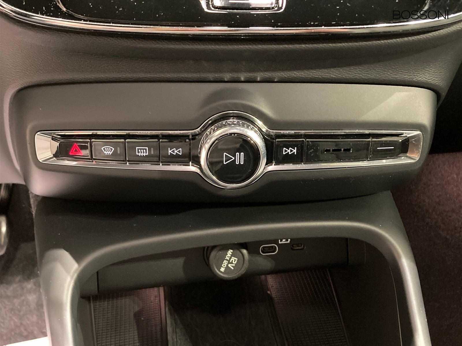 18 - Volvo XC40 2.0 b3 core automatico