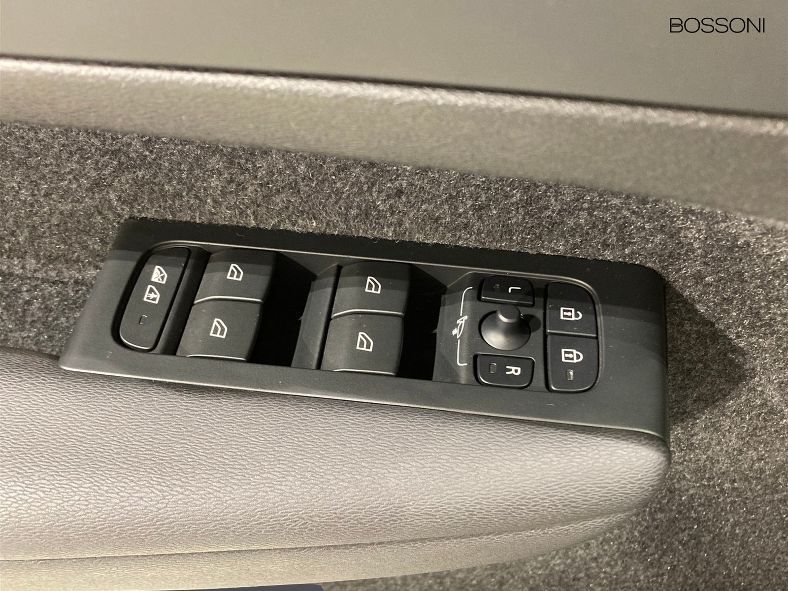 23 - Volvo XC40 2.0 b3 core automatico