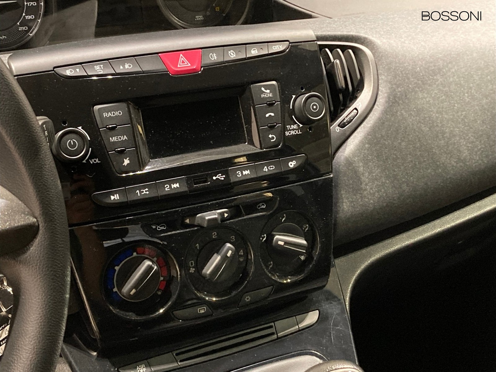 10 - Lancia Ypsilon 1.0 firefly hybrid 70cv silver s&s