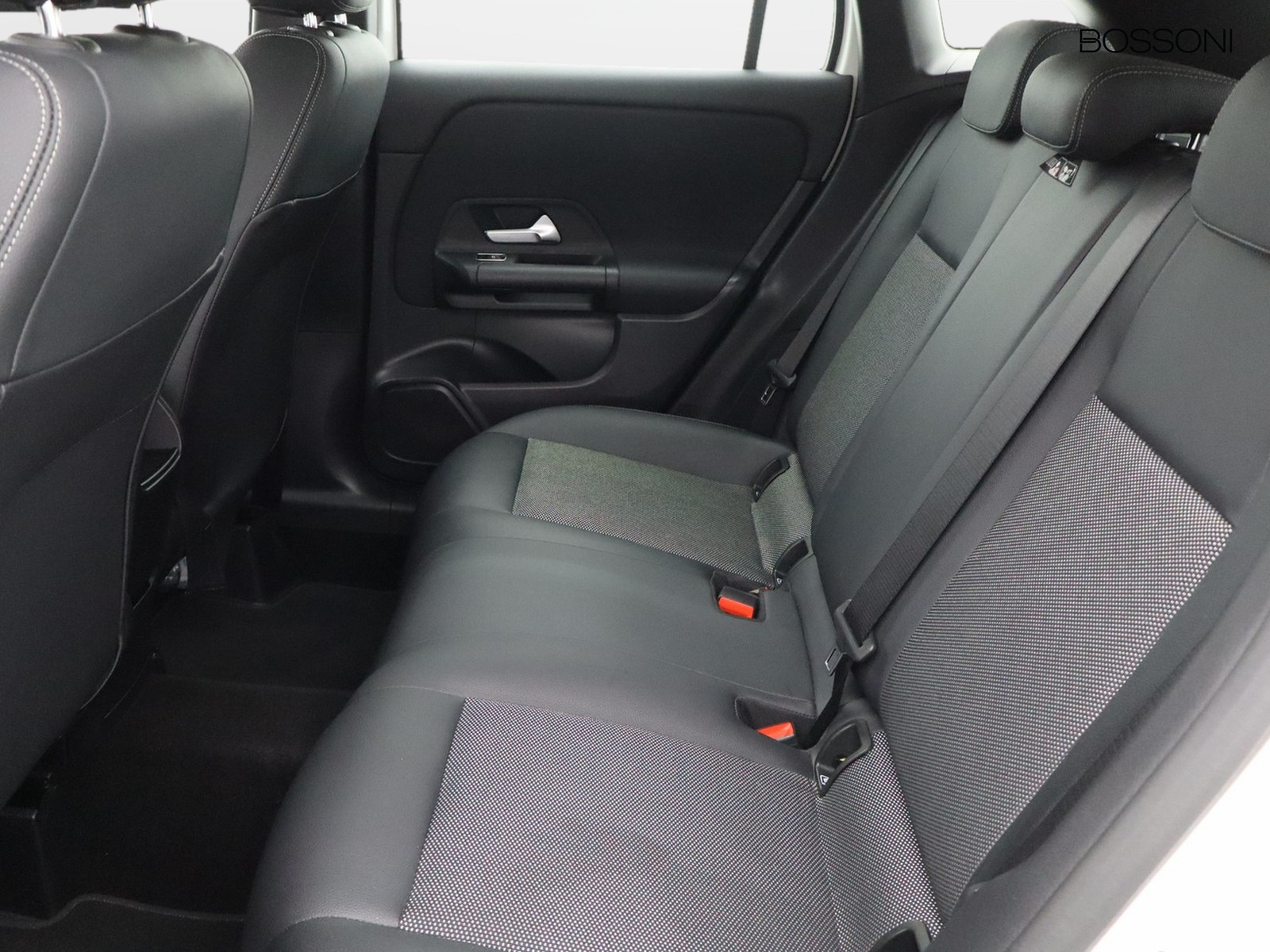 8 - Mercedes GLA 200 business extra 7g-dct