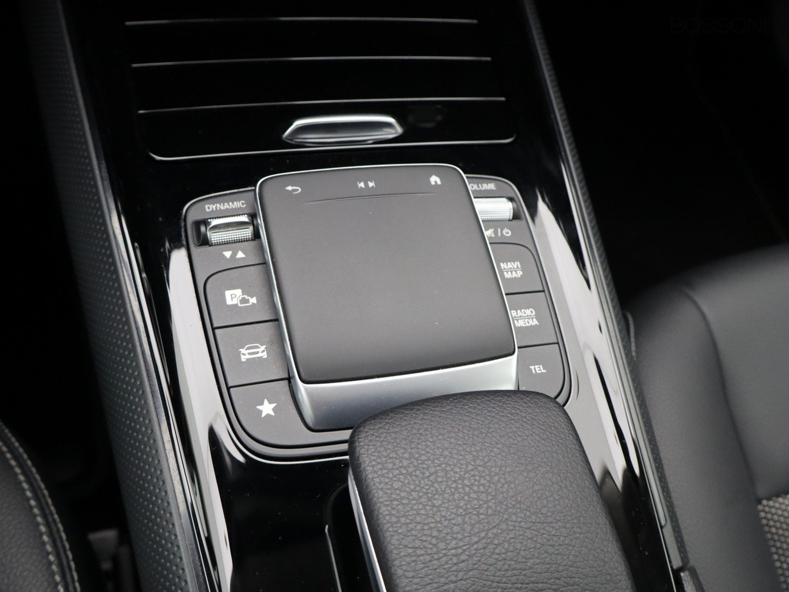 14 - Mercedes GLA 200 business extra 7g-dct