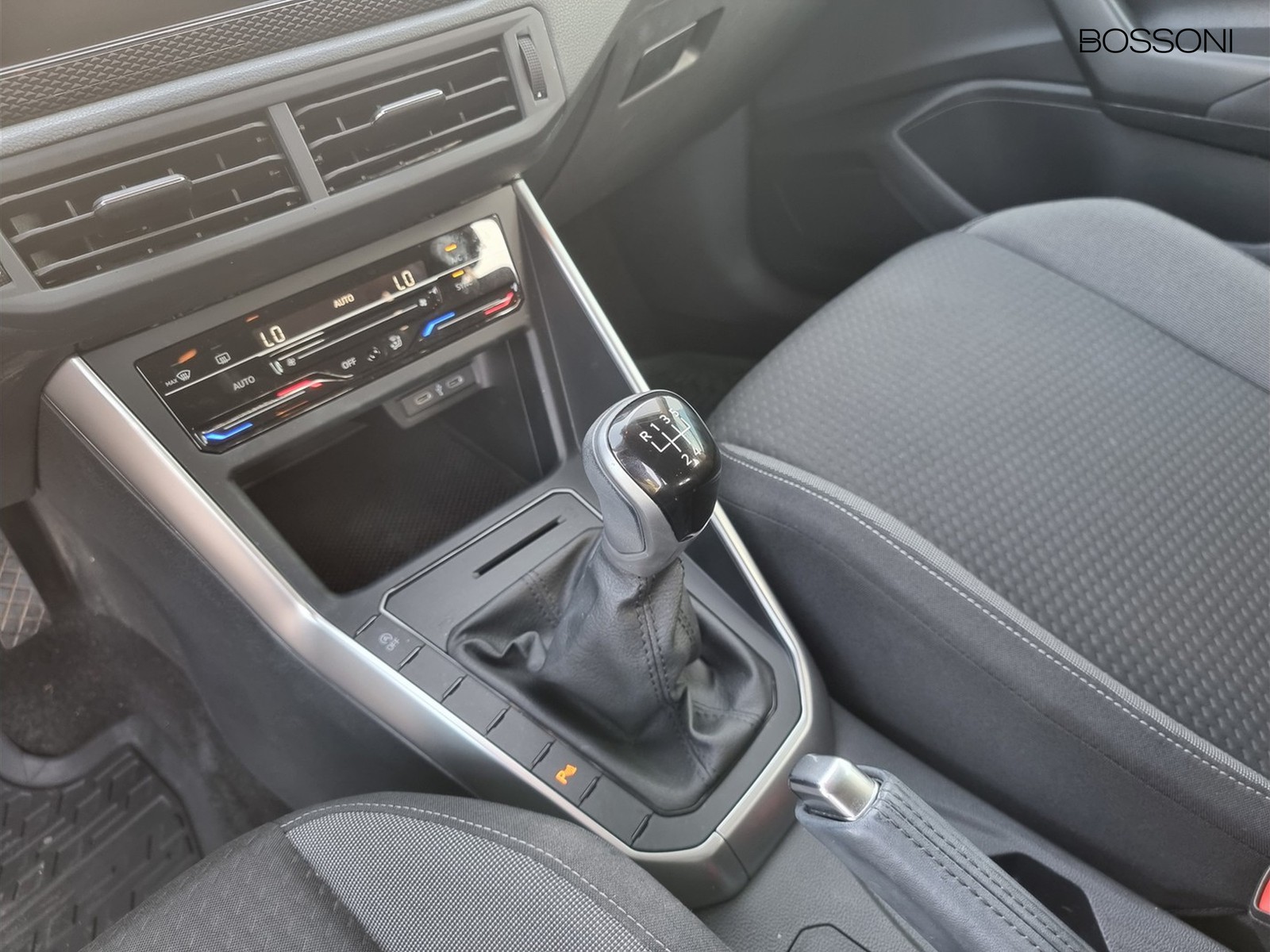 8 - Volkswagen Polo 1.0 tsi 95cv life