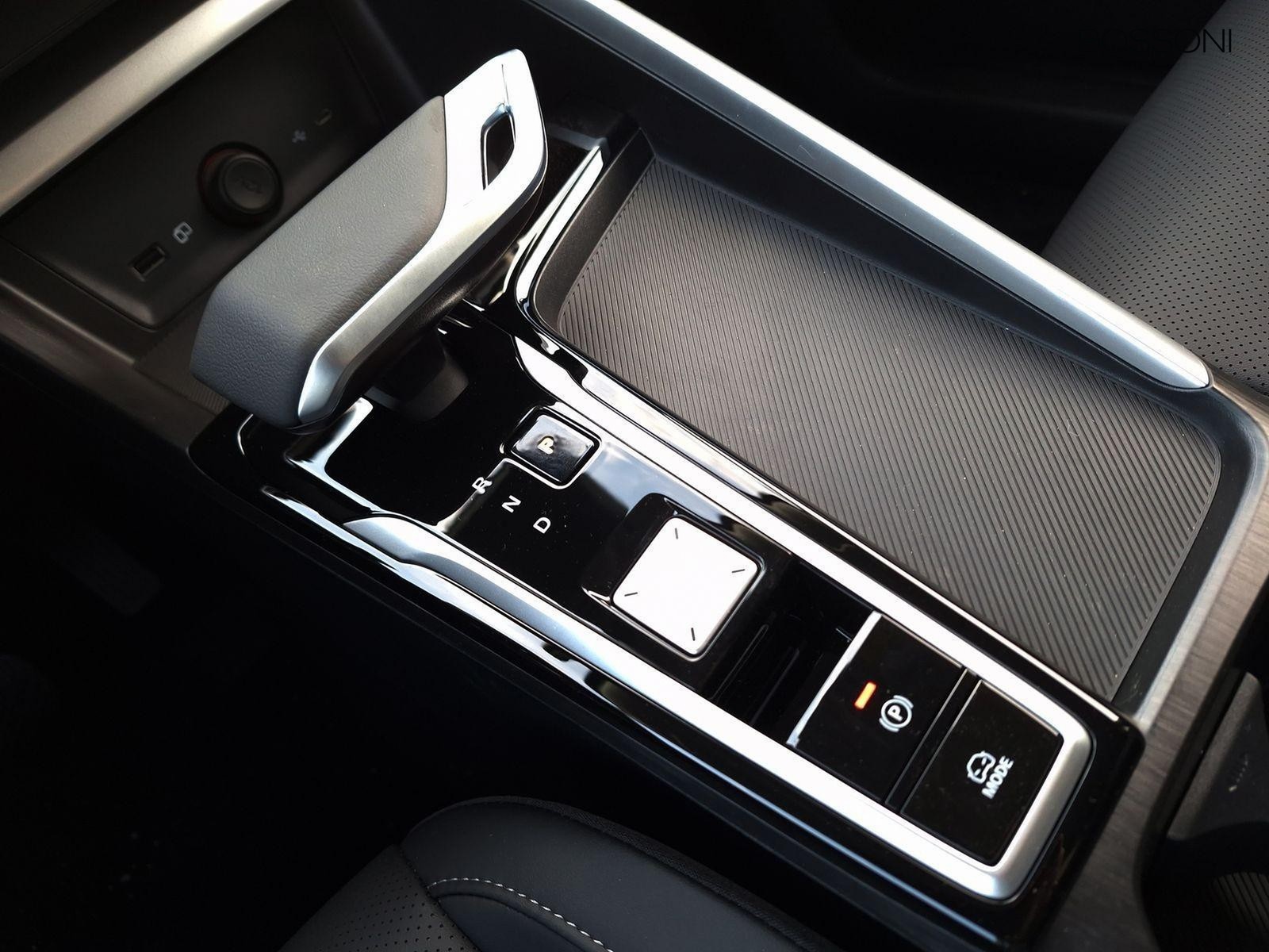 18 - Mg ZS 1.5 hybrid+ luxury auto