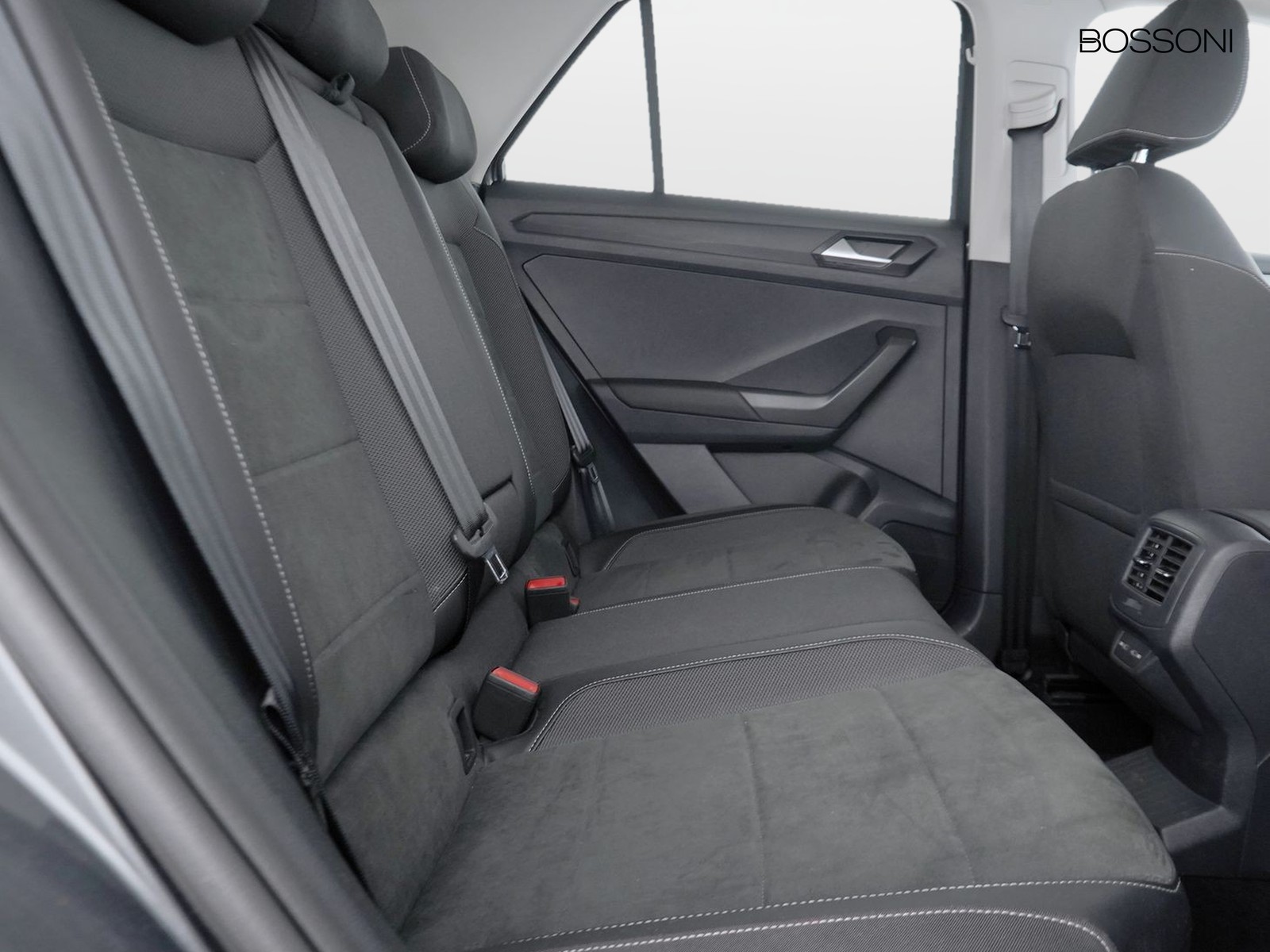 9 - Volkswagen T-Roc 1.0 tsi 110cv style