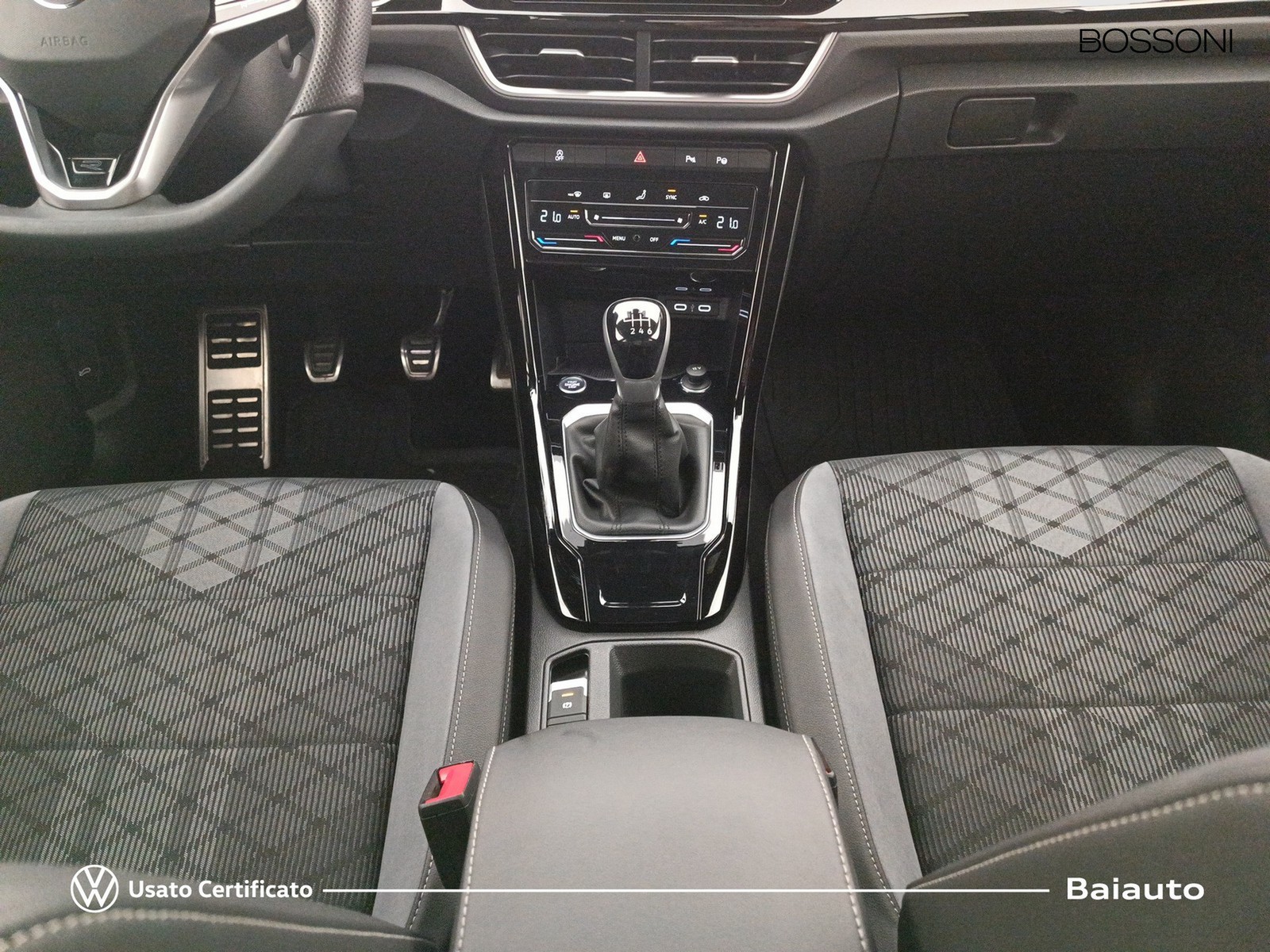 14 - Volkswagen T-Roc 1.0 tsi 110cv r line