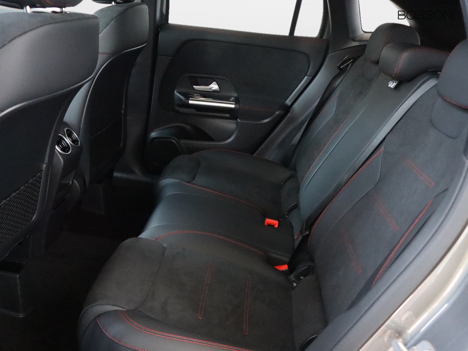 8 - Mercedes GLA 200 d amg line extra 8g-dct