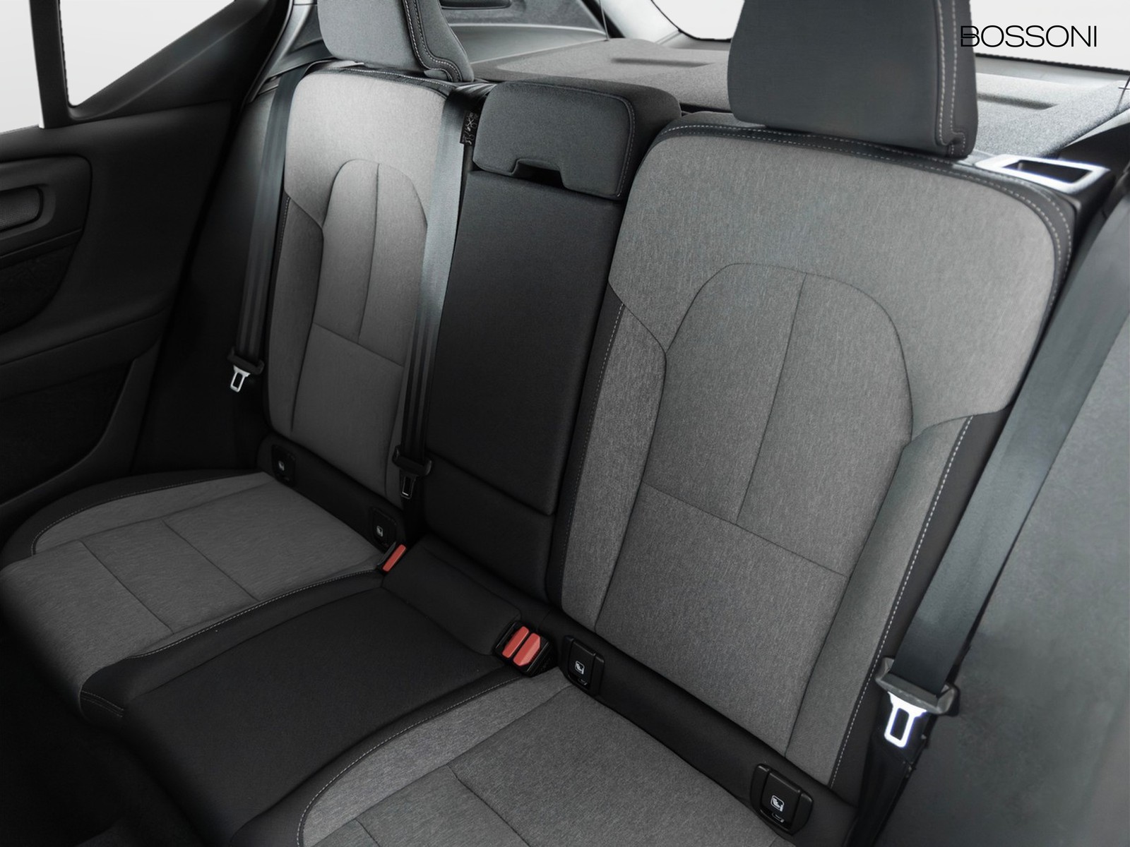 8 - Volvo XC40 1.5 t4 recharge plug-in-hybrid plus dark automatico