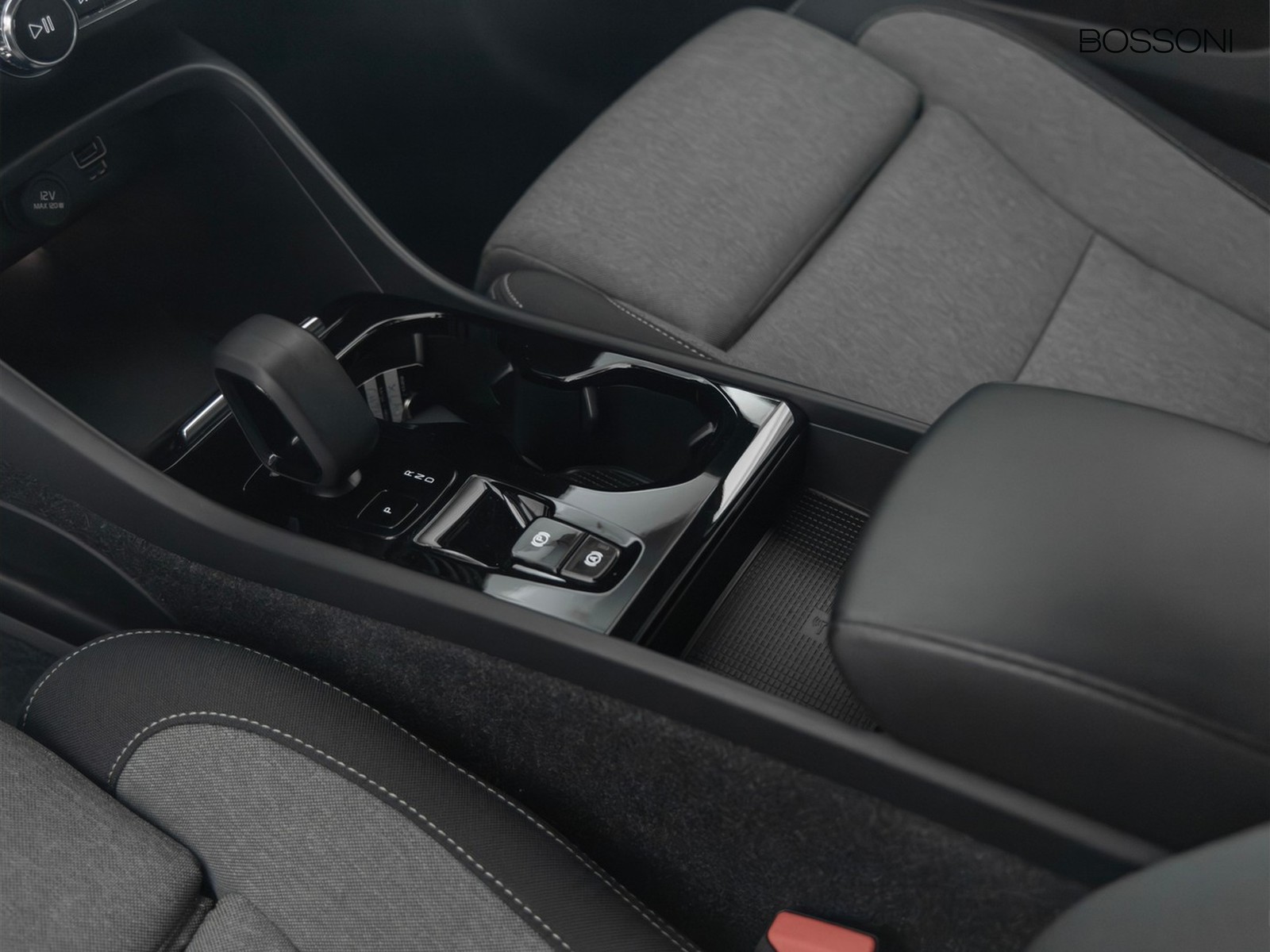 11 - Volvo XC40 1.5 t4 recharge plug-in-hybrid plus dark automatico