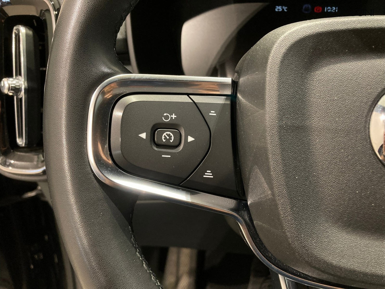 15 - Volvo XC40 1.5 t5 recharge plug-in-hybrid plus dark automatico
