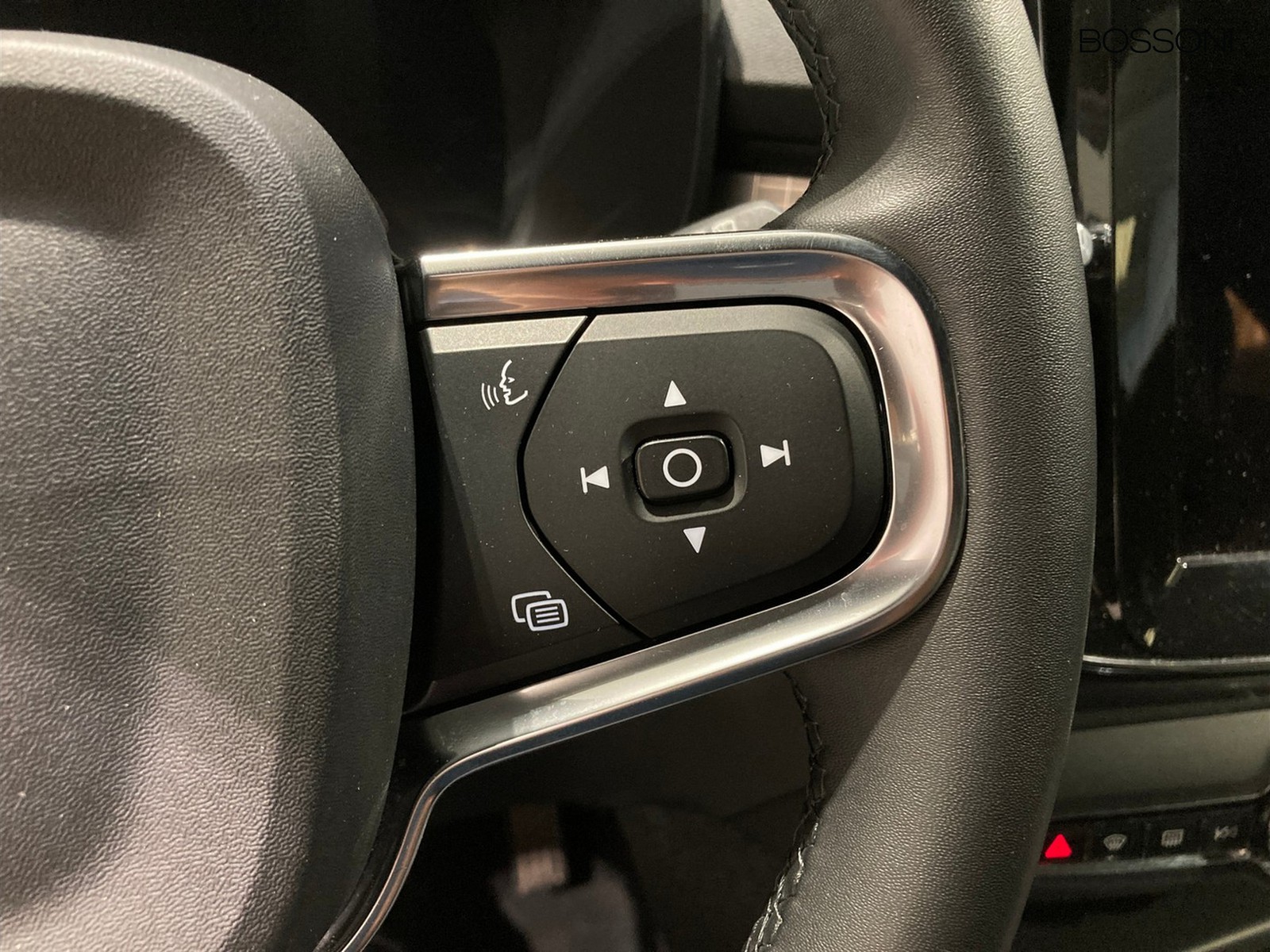 16 - Volvo XC40 1.5 t5 recharge plug-in-hybrid plus dark automatico