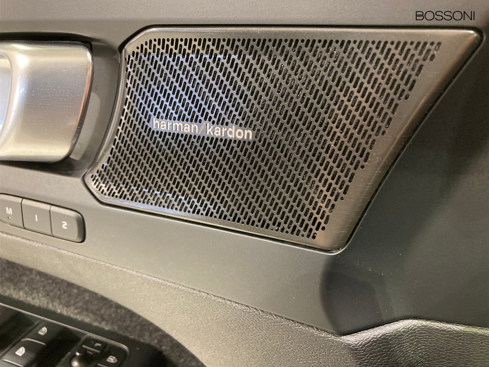 27 - Volvo XC40 1.5 t5 recharge plug-in-hybrid plus dark automatico