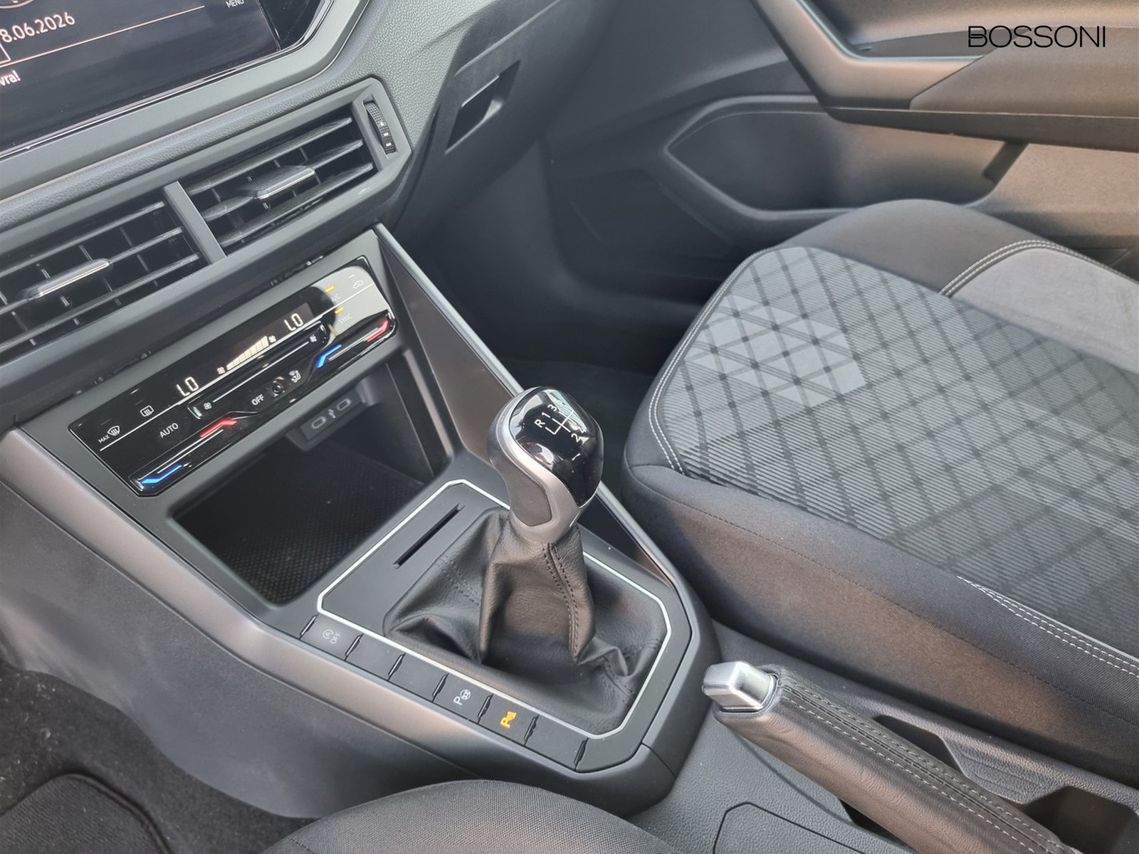 8 - Volkswagen Polo 1.0 tsi 95cv r line
