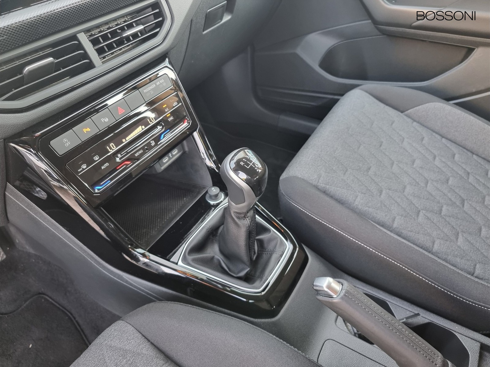 8 - Volkswagen T-Cross 1.0 tsi 95cv life