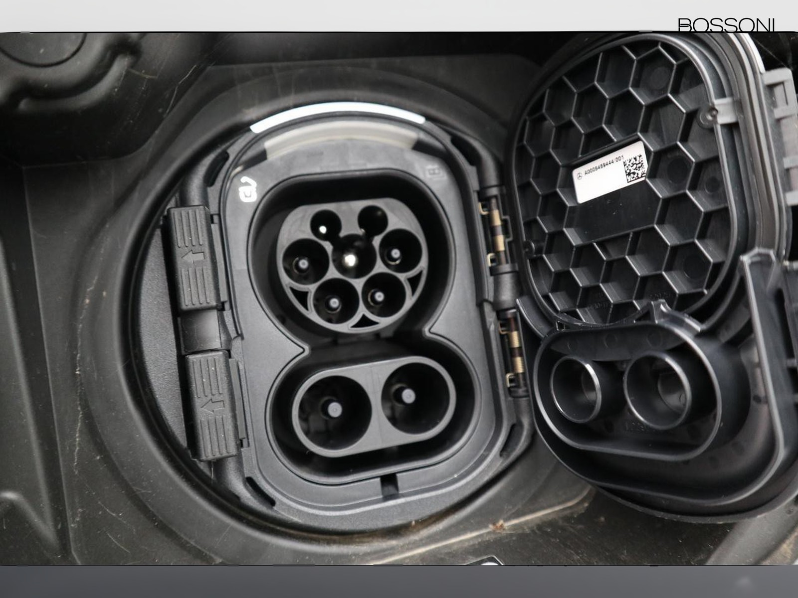18 - Mercedes EQA 250+ amg line advanced
