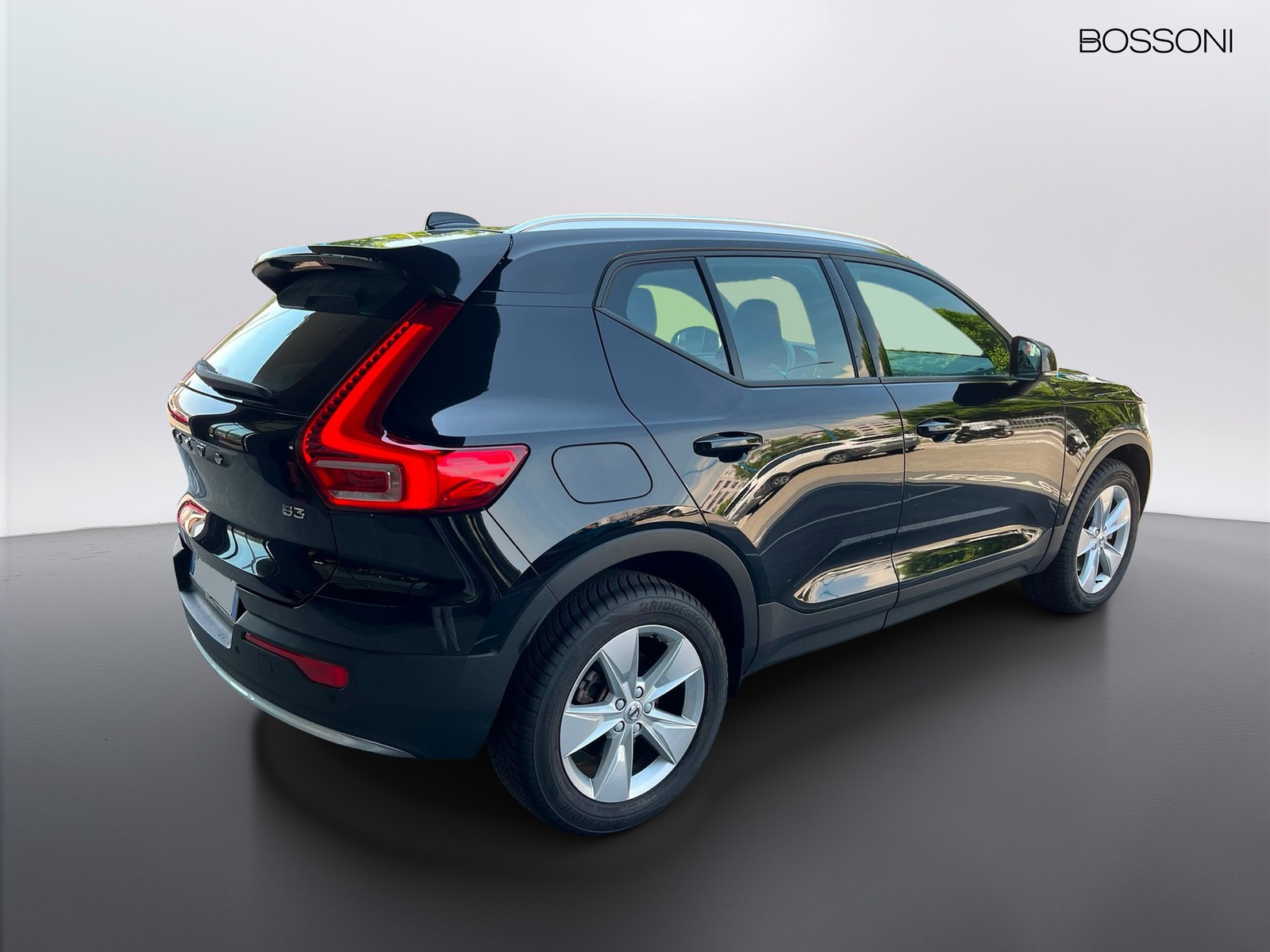 2 - Volvo XC40 2.0 b3 core automatico