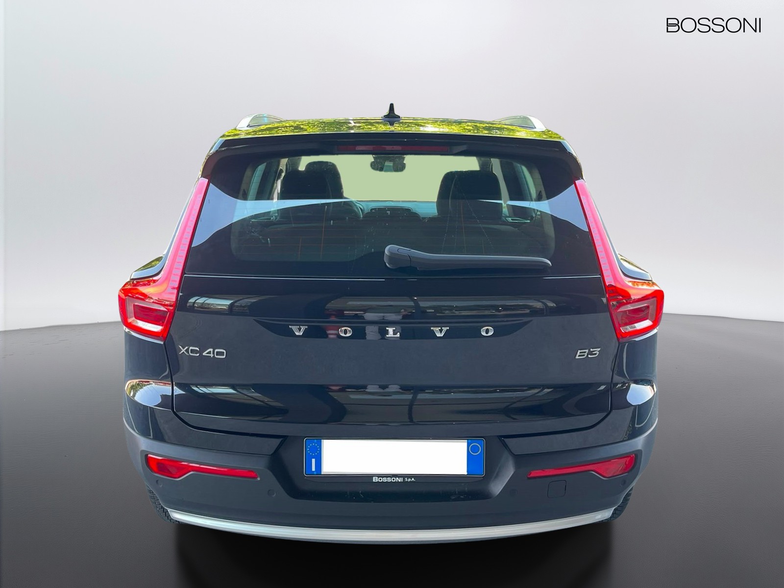 9 - Volvo XC40 2.0 b3 core automatico