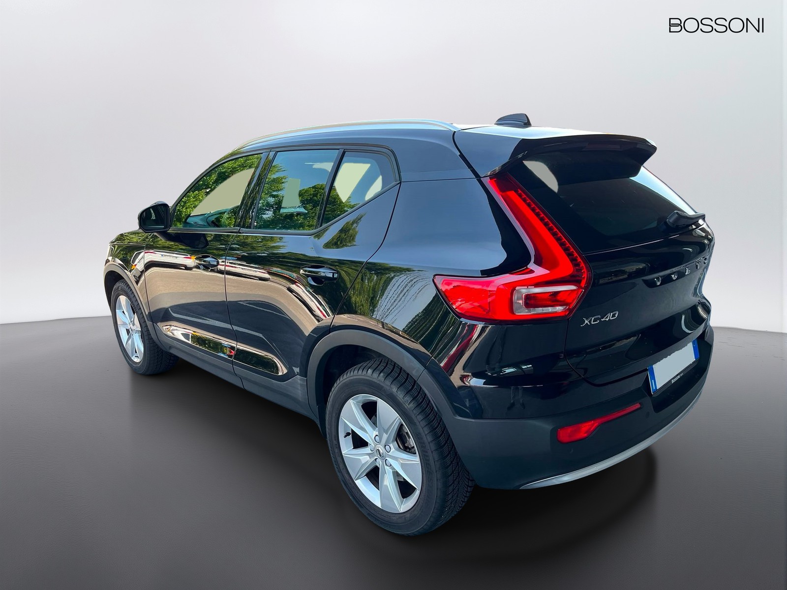 18 - Volvo XC40 2.0 b3 core automatico