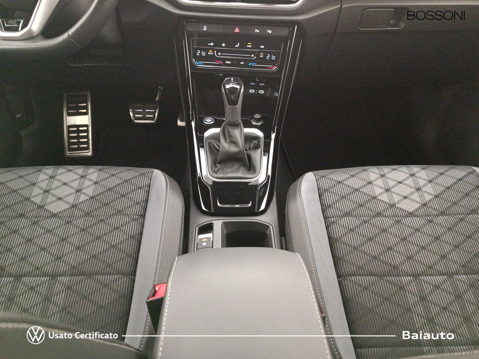 14 - Volkswagen T-Roc 1.5 tsi act r line dsg
