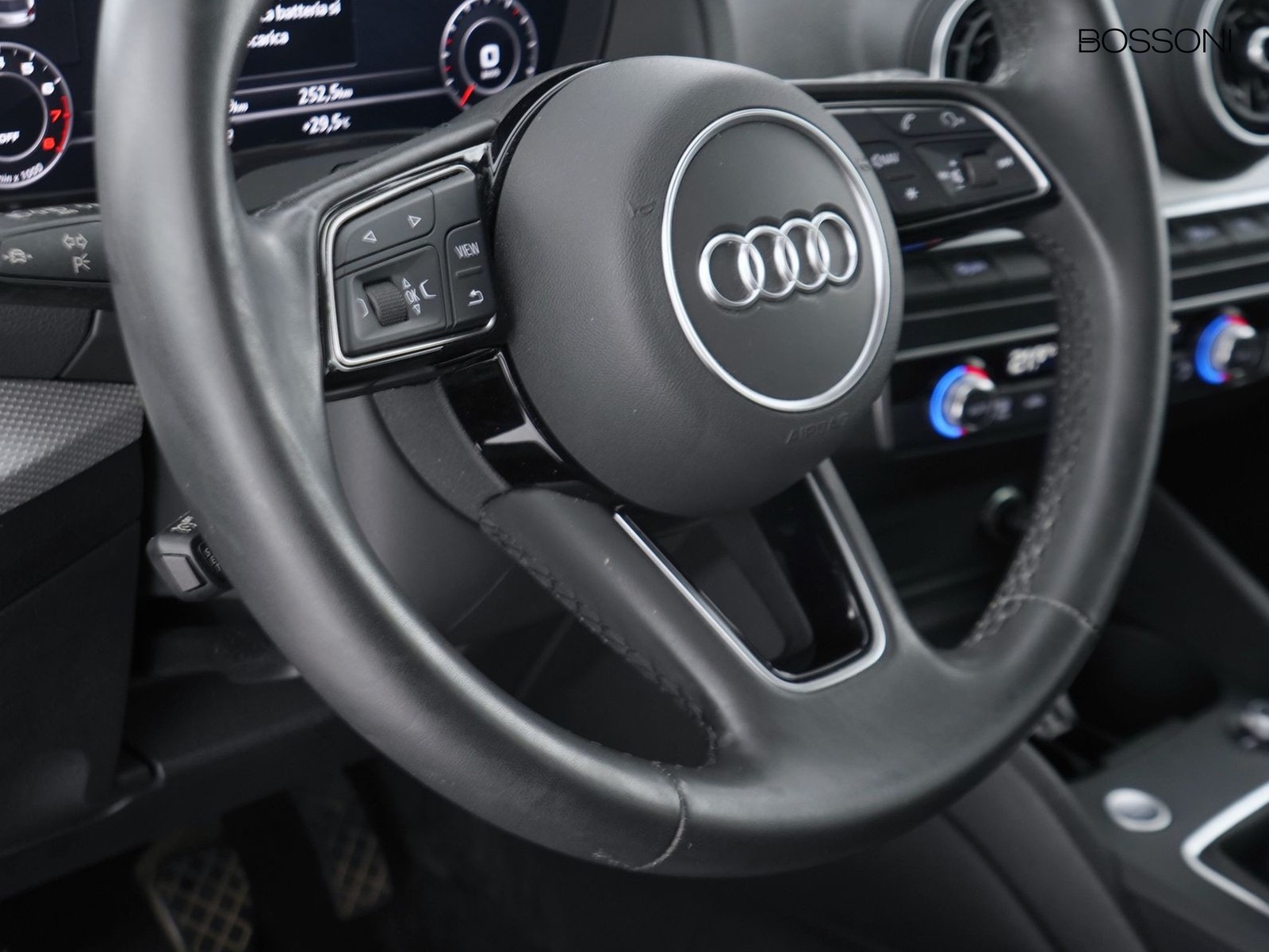 26 - Audi Q2 35 1.5 tfsi s line edition
