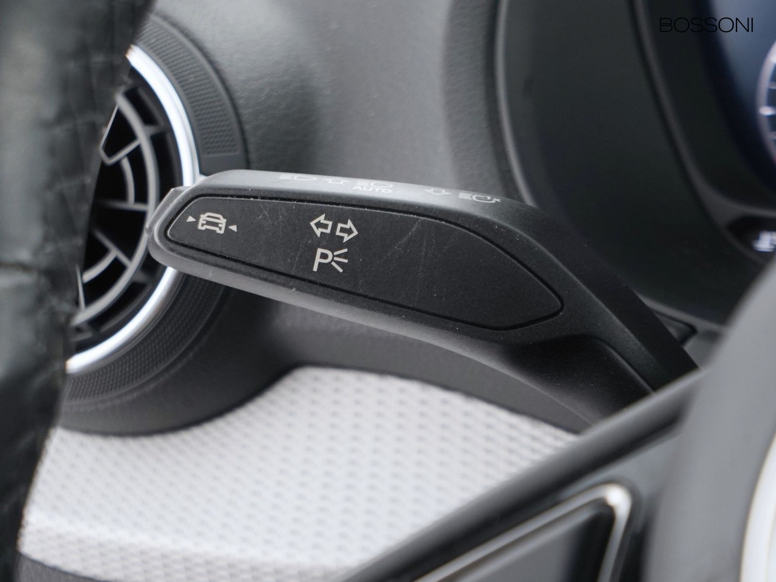 27 - Audi Q2 35 1.5 tfsi s line edition