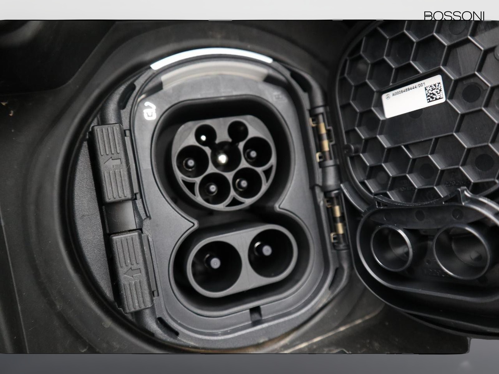 18 - Mercedes EQA 250+ amg line advanced