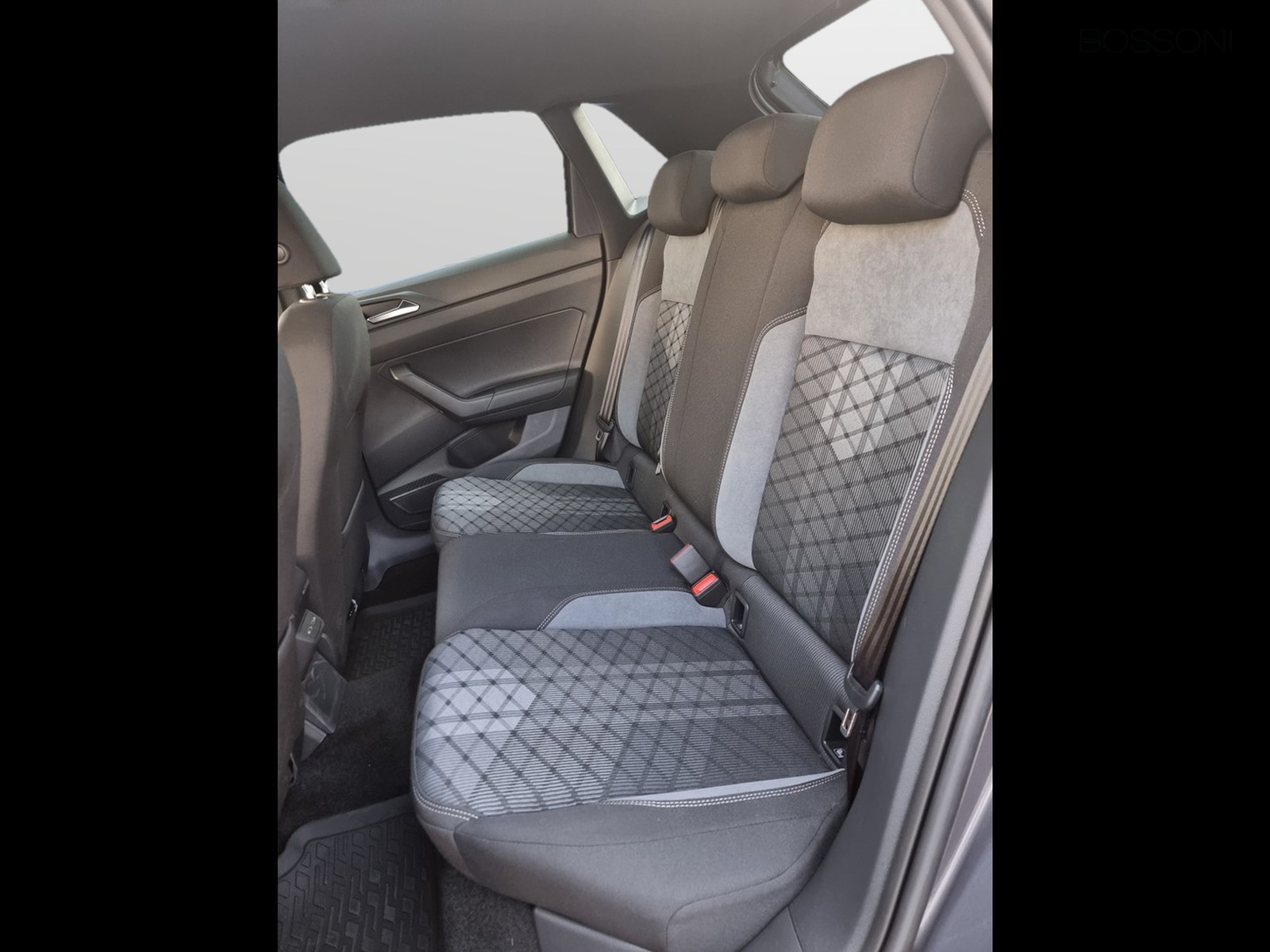 8 - Volkswagen Polo 1.0 tsi 95cv r-line plus dsg