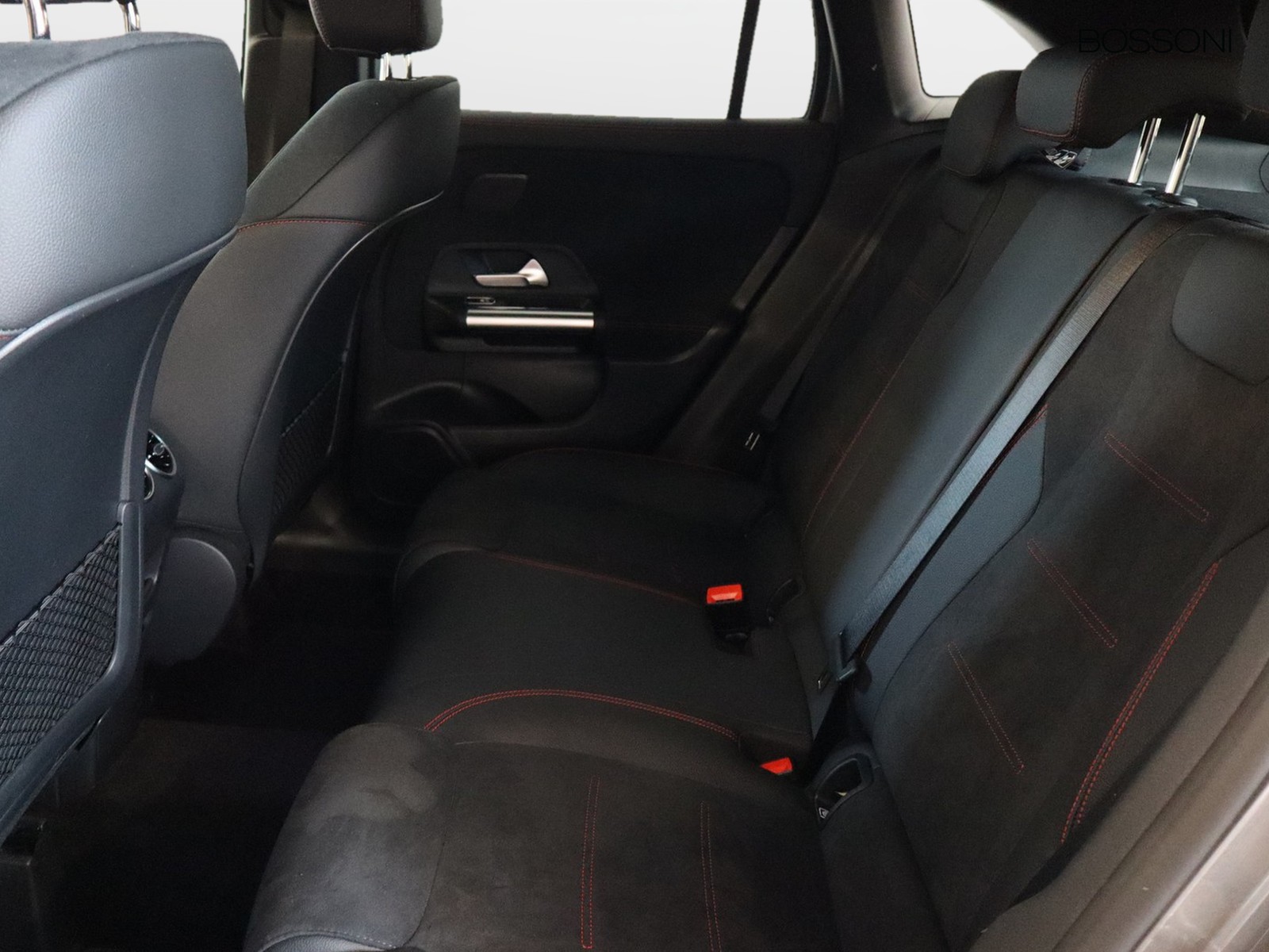 8 - Mercedes GLA 200 d amg line premium 8g-dct