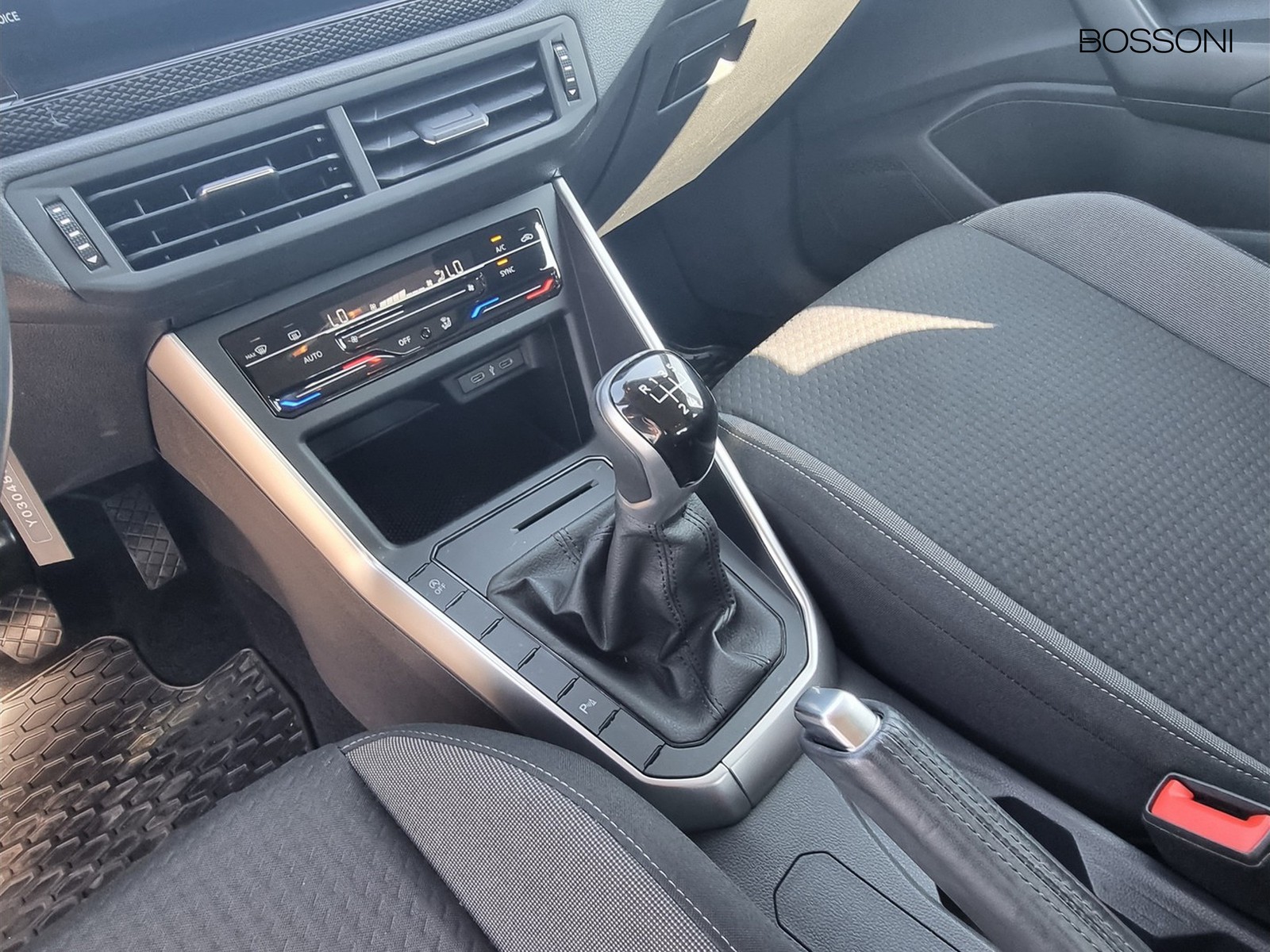 8 - Volkswagen Polo 1.0 tsi 95cv life