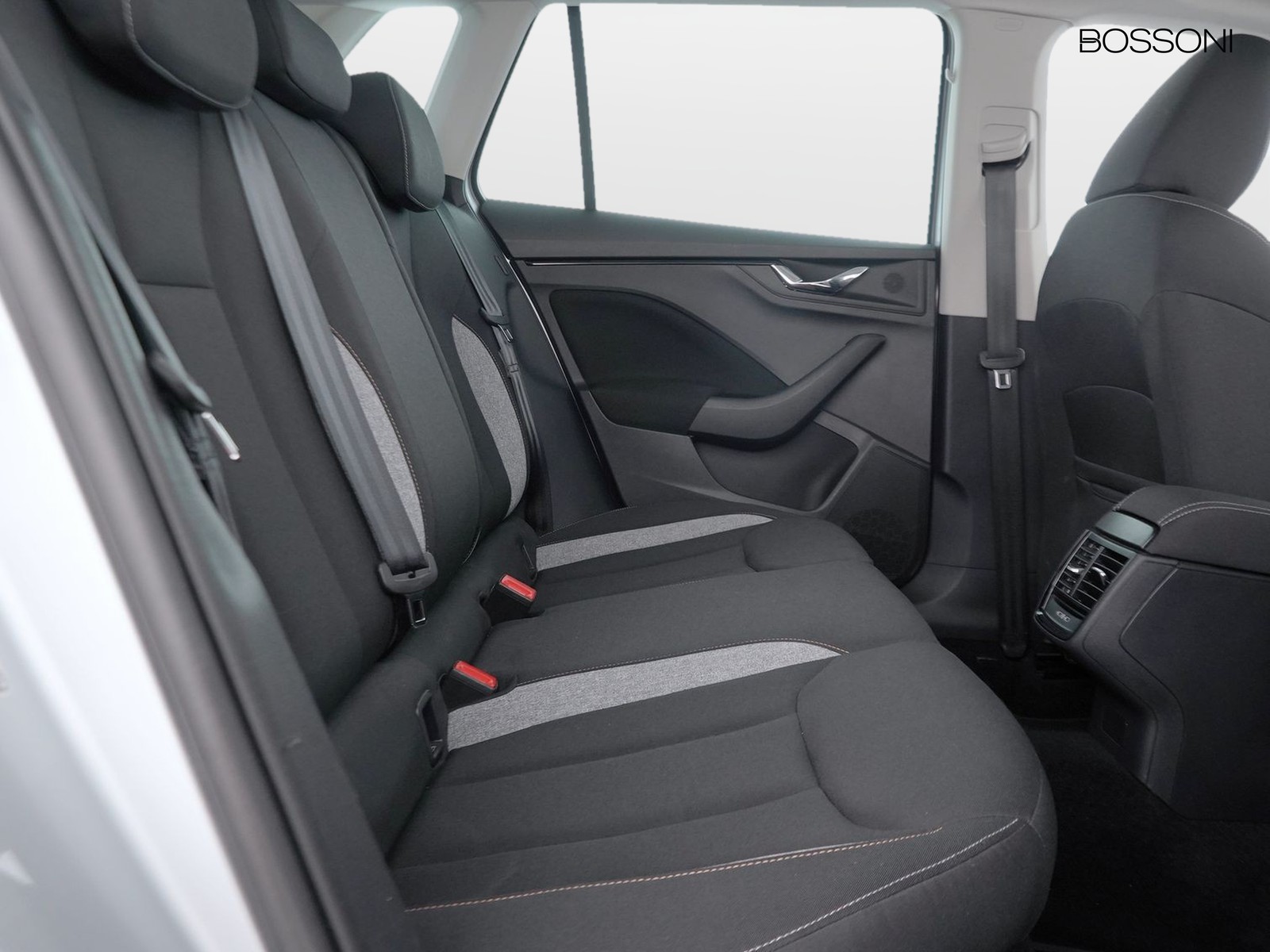 9 - Skoda Kamiq 1.0 tsi 115cv black dots dsg
