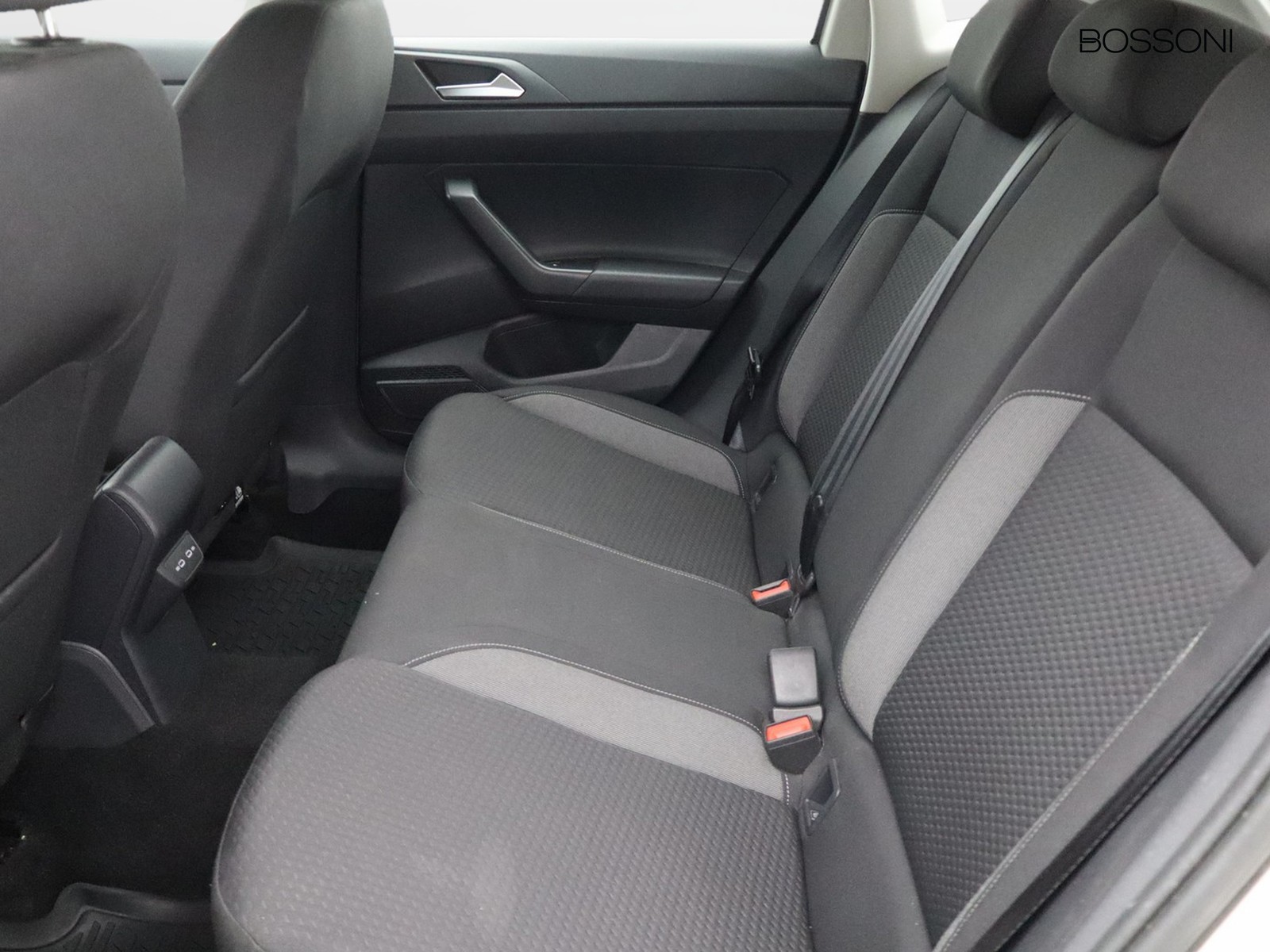 8 - Volkswagen Polo 1.0 80cv life