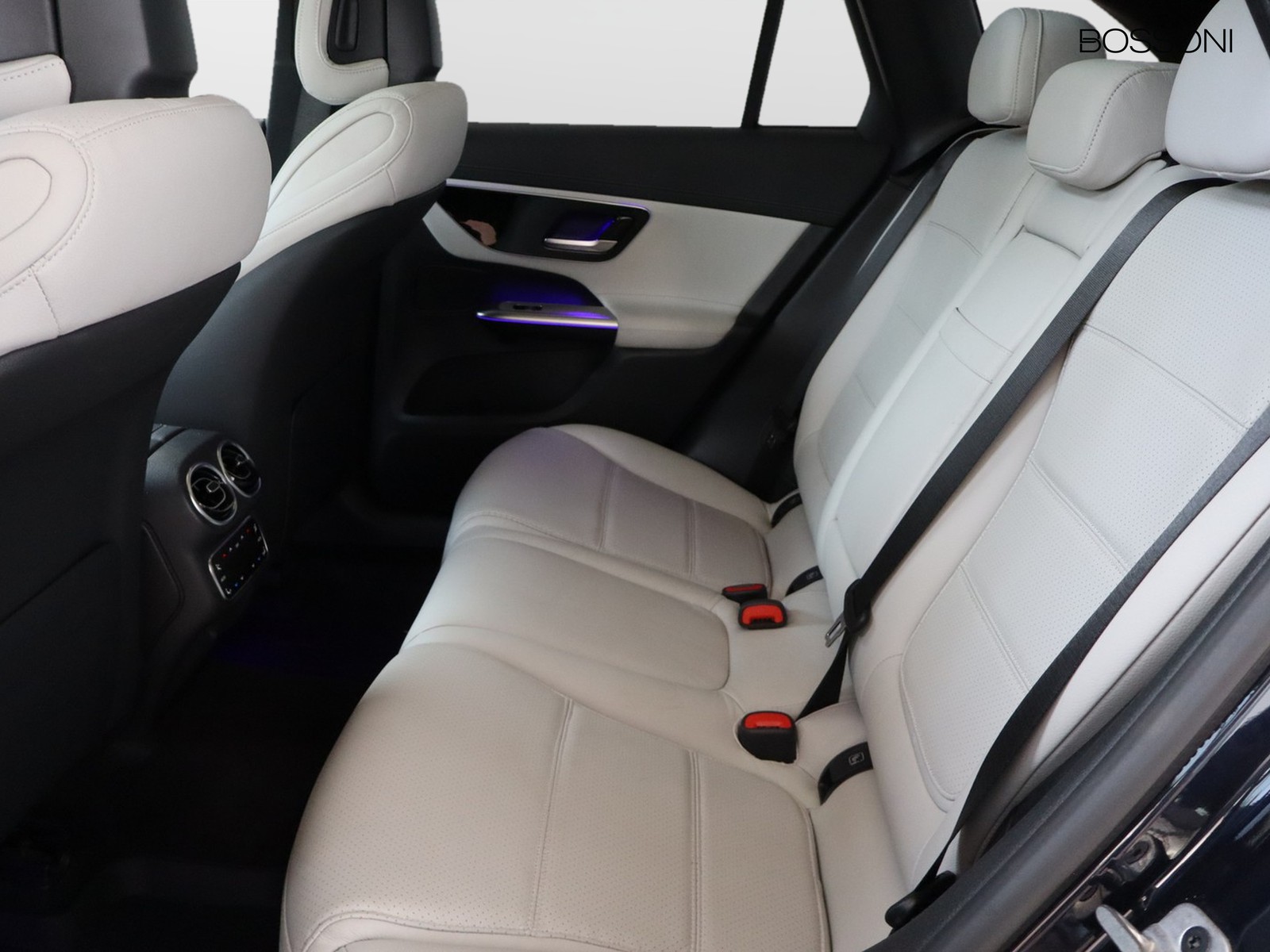 8 - Mercedes GLC suv 300 amg line premium plus 4matic 9g-tronic
