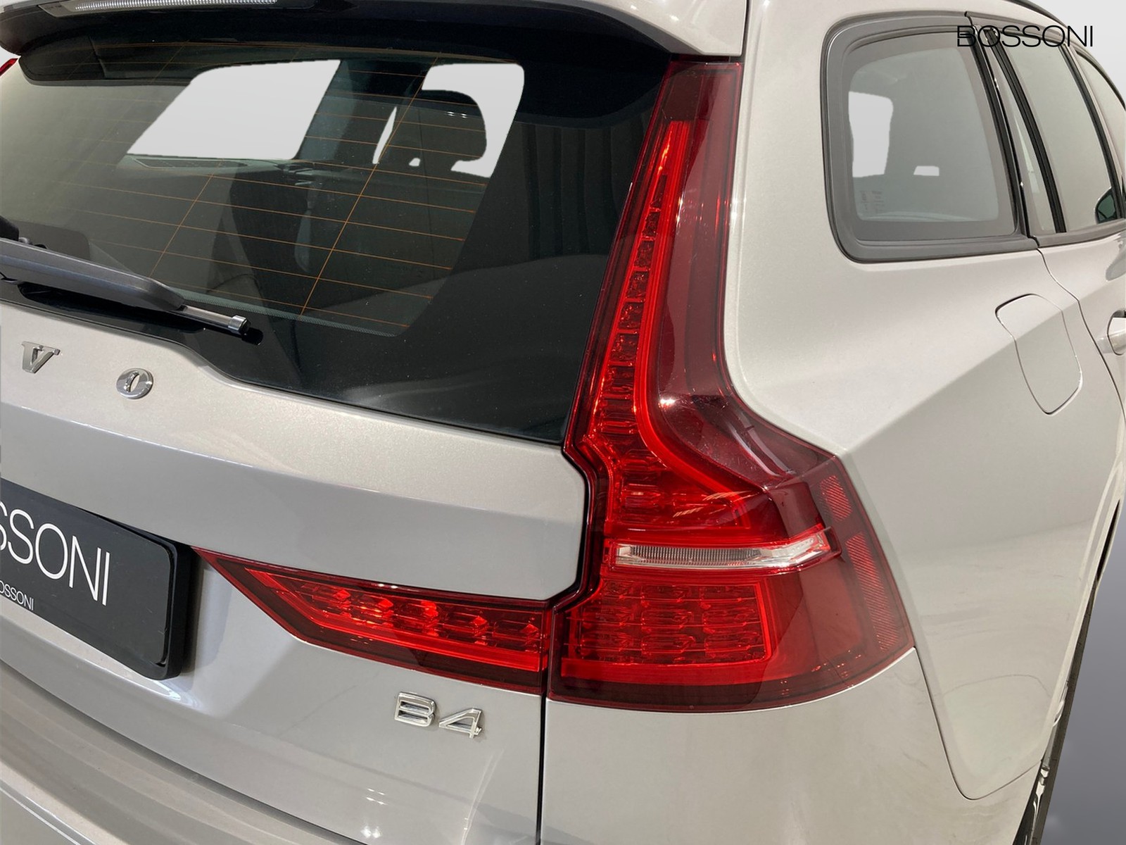 27 - Volvo V60 2.0 b4 essential automatico