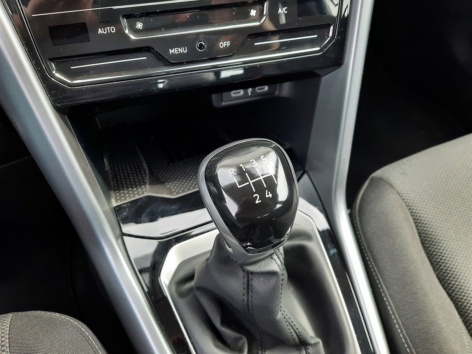 9 - Volkswagen T-Roc 2.0 tdi scr 115cv life