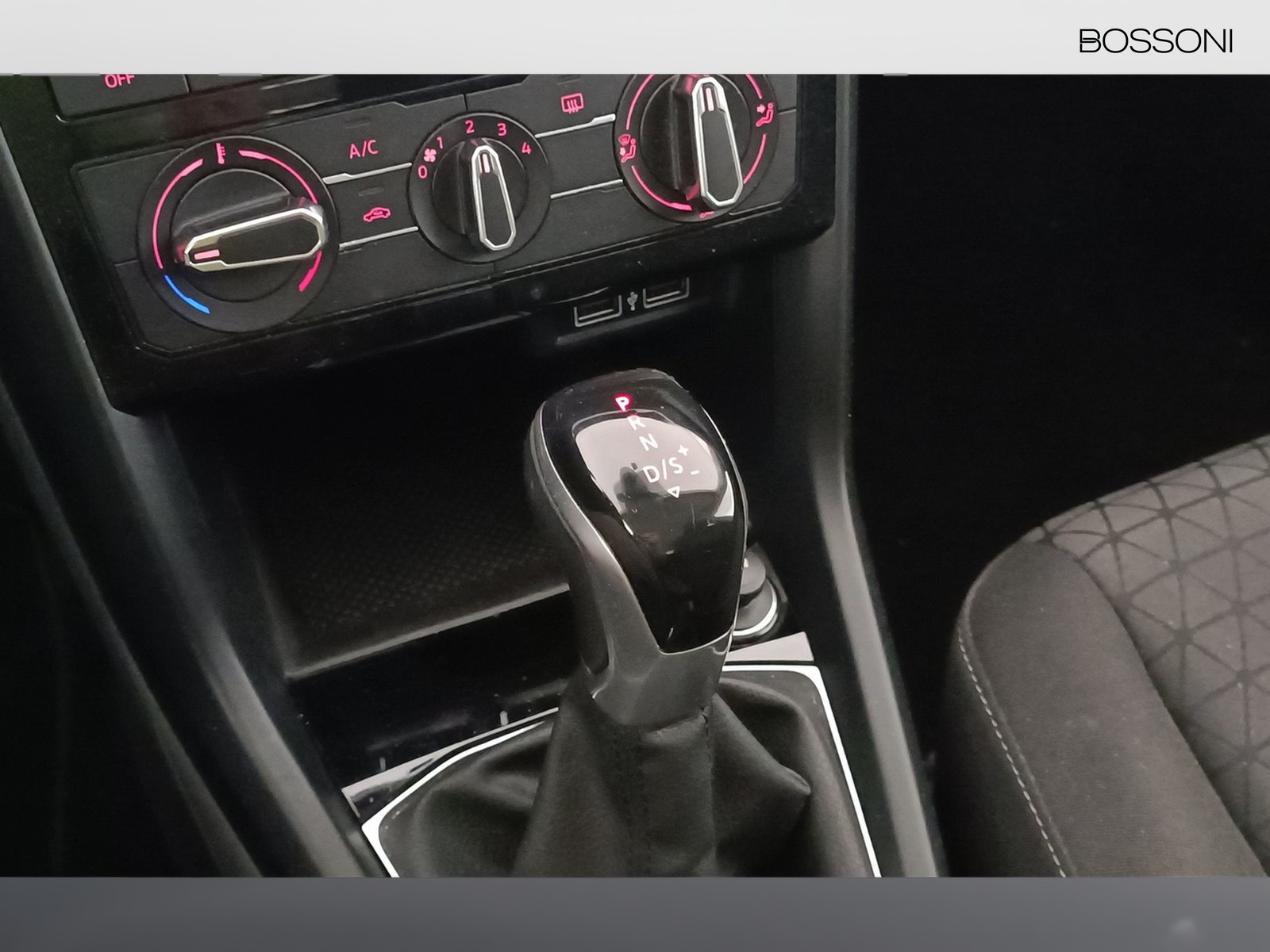 5 - Volkswagen T-Cross 1.0 tsi style dsg