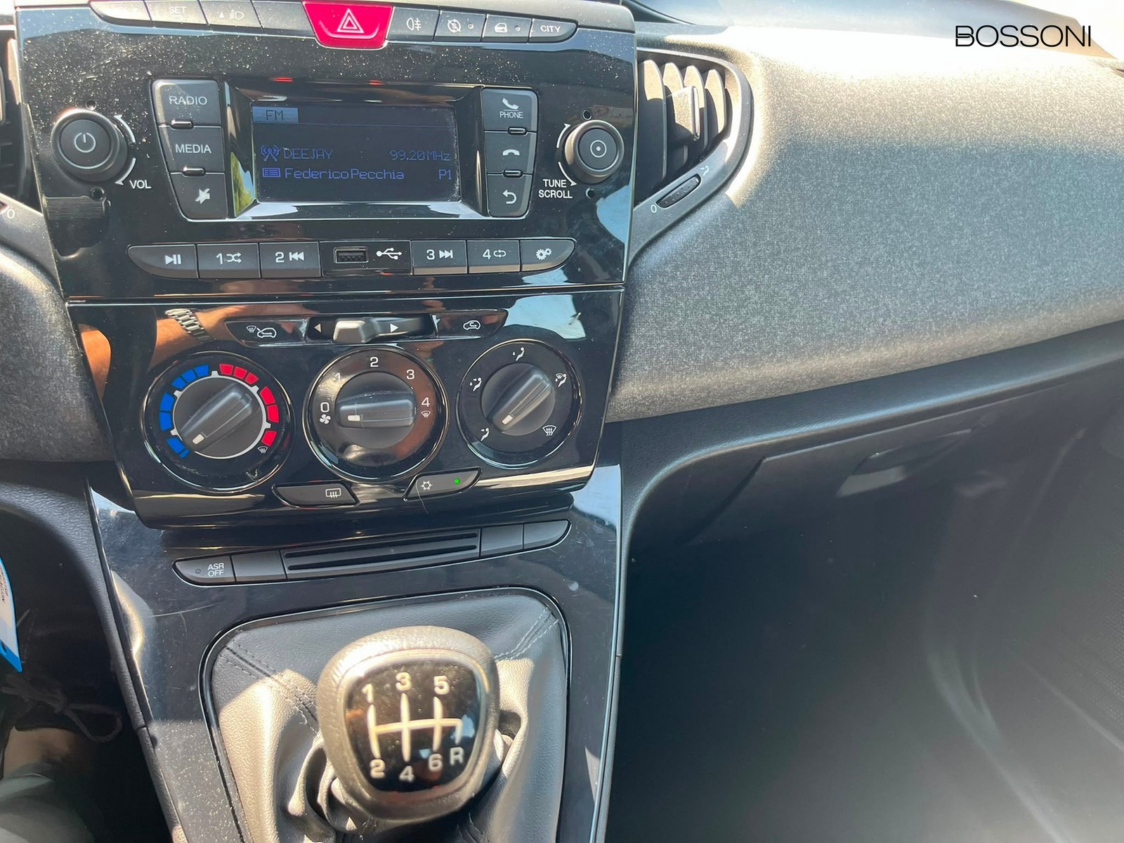 6 - Lancia Ypsilon 1.0 firefly hybrid 70cv silver s&s