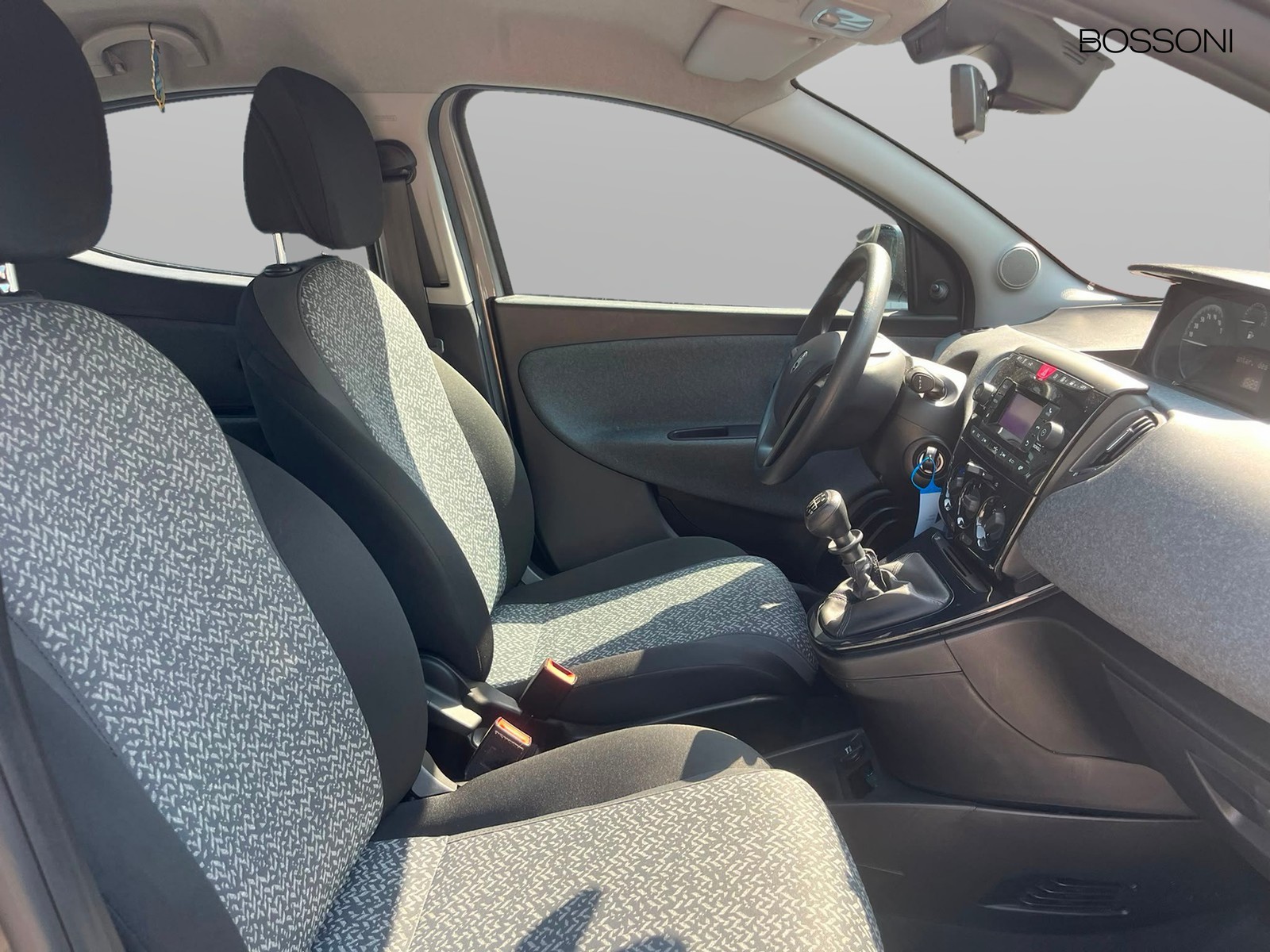 8 - Lancia Ypsilon 1.0 firefly hybrid 70cv silver s&s