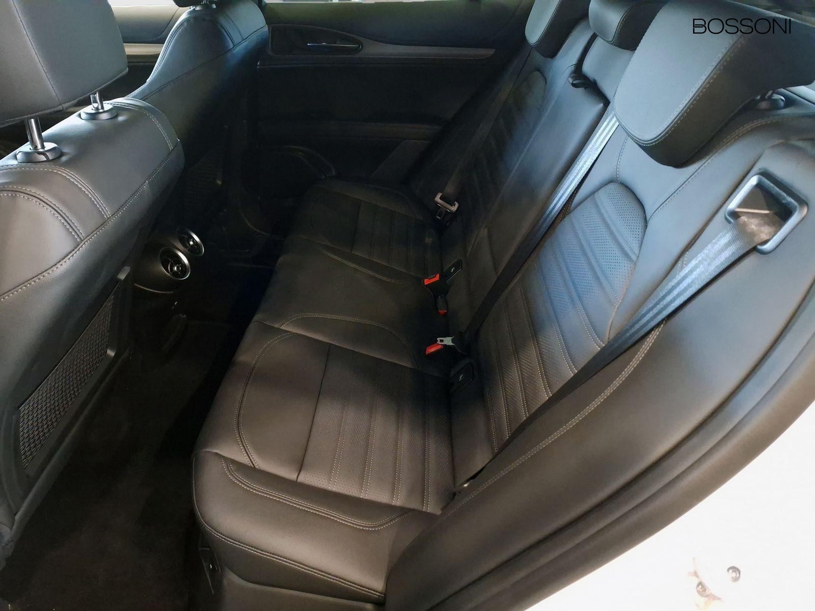 12 - Alfa Romeo Stelvio 2.2 turbo 210cv veloce q4 at8