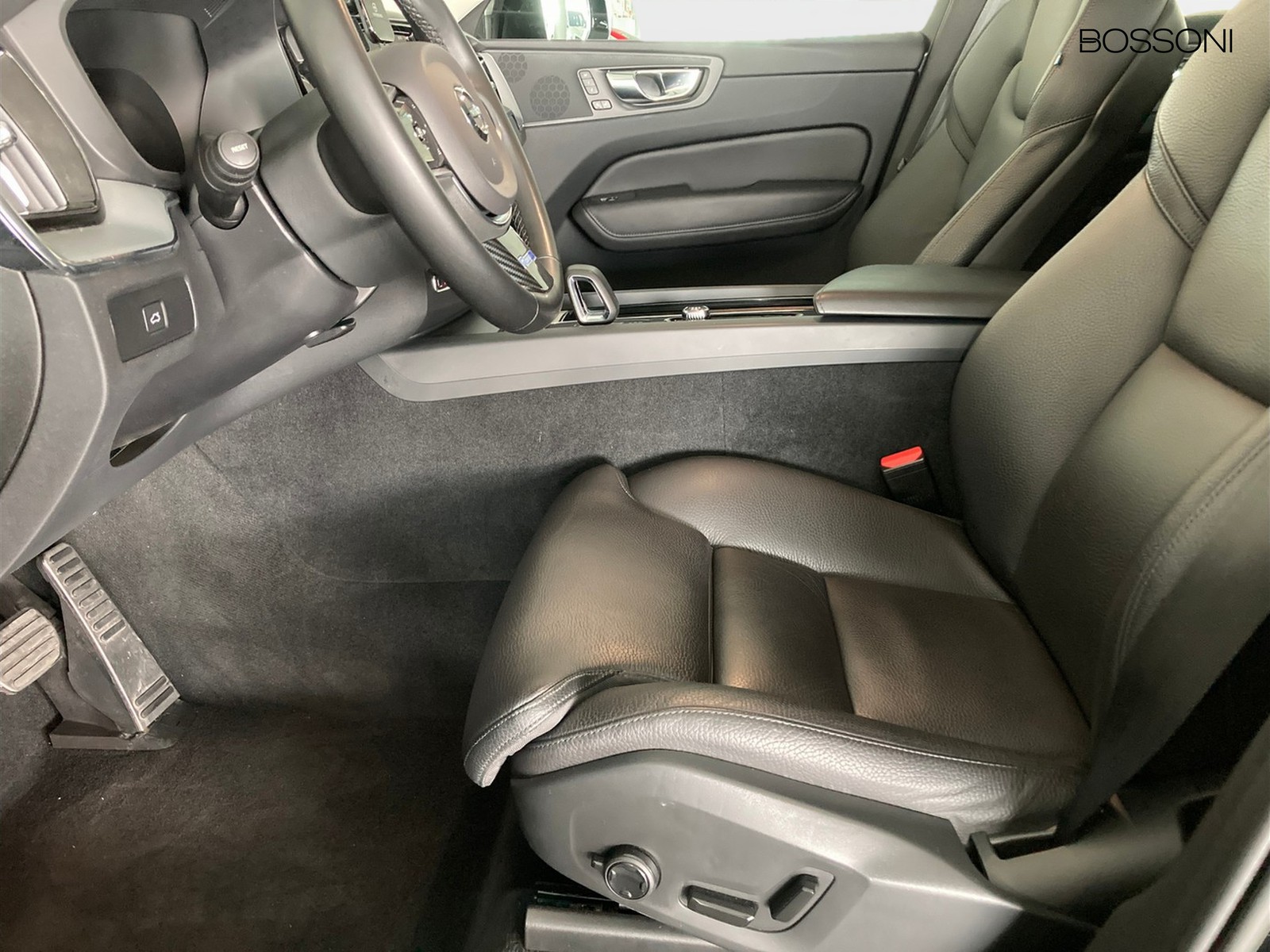 5 - Volvo XC60 2.0 b4 plus dark awd automatico