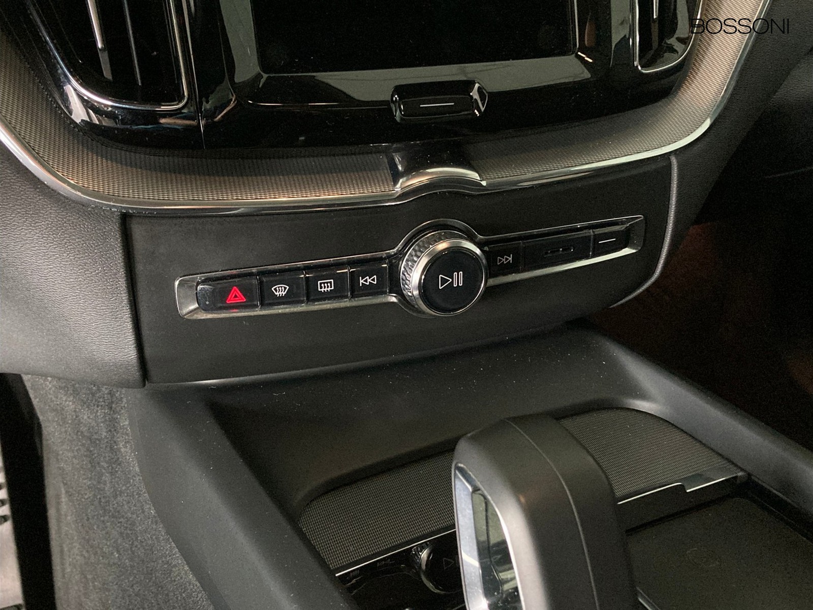 17 - Volvo XC60 2.0 b4 plus dark awd automatico