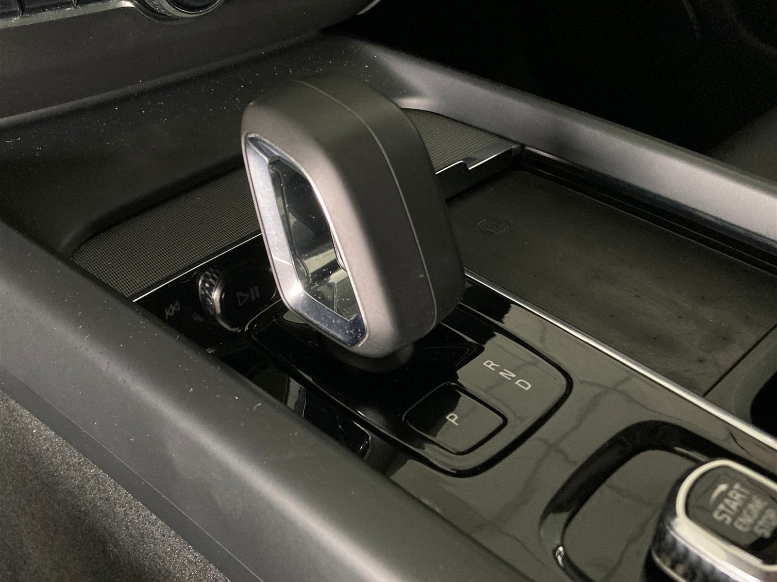 18 - Volvo XC60 2.0 b4 plus dark awd automatico