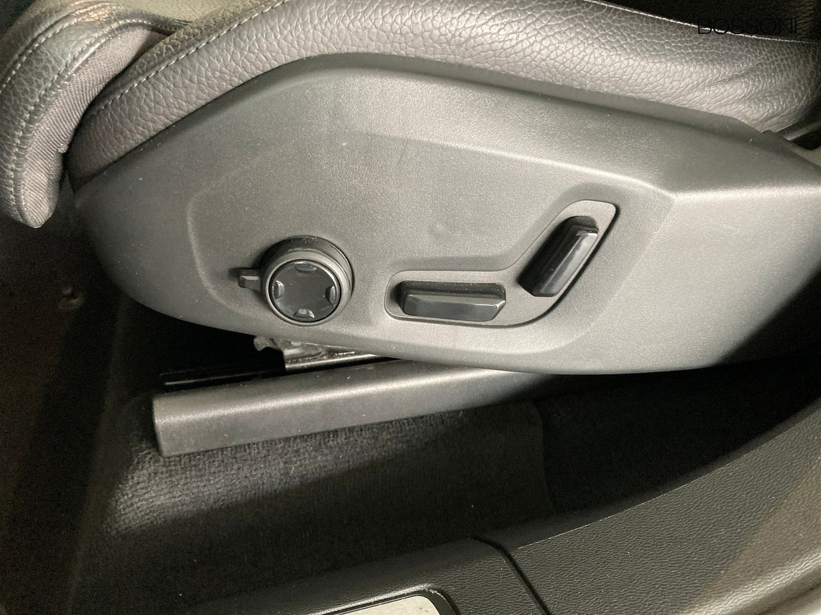 20 - Volvo XC60 2.0 b4 plus dark awd automatico