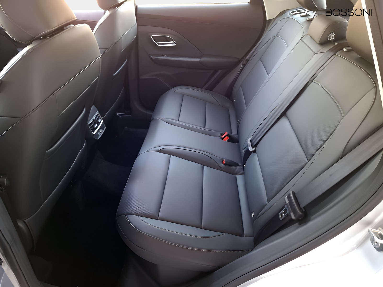 12 - Mg ZS 1.5 hybrid+ luxury auto