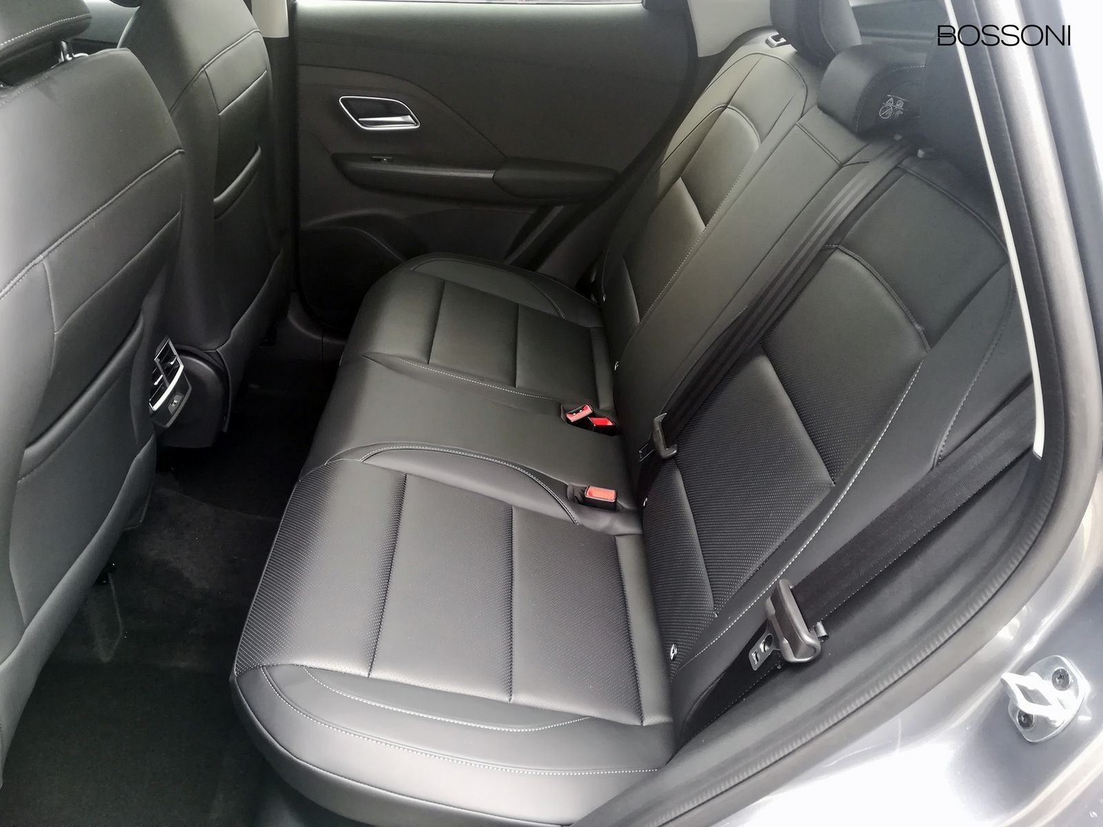 12 - Mg ZS 1.5 hybrid+ luxury auto