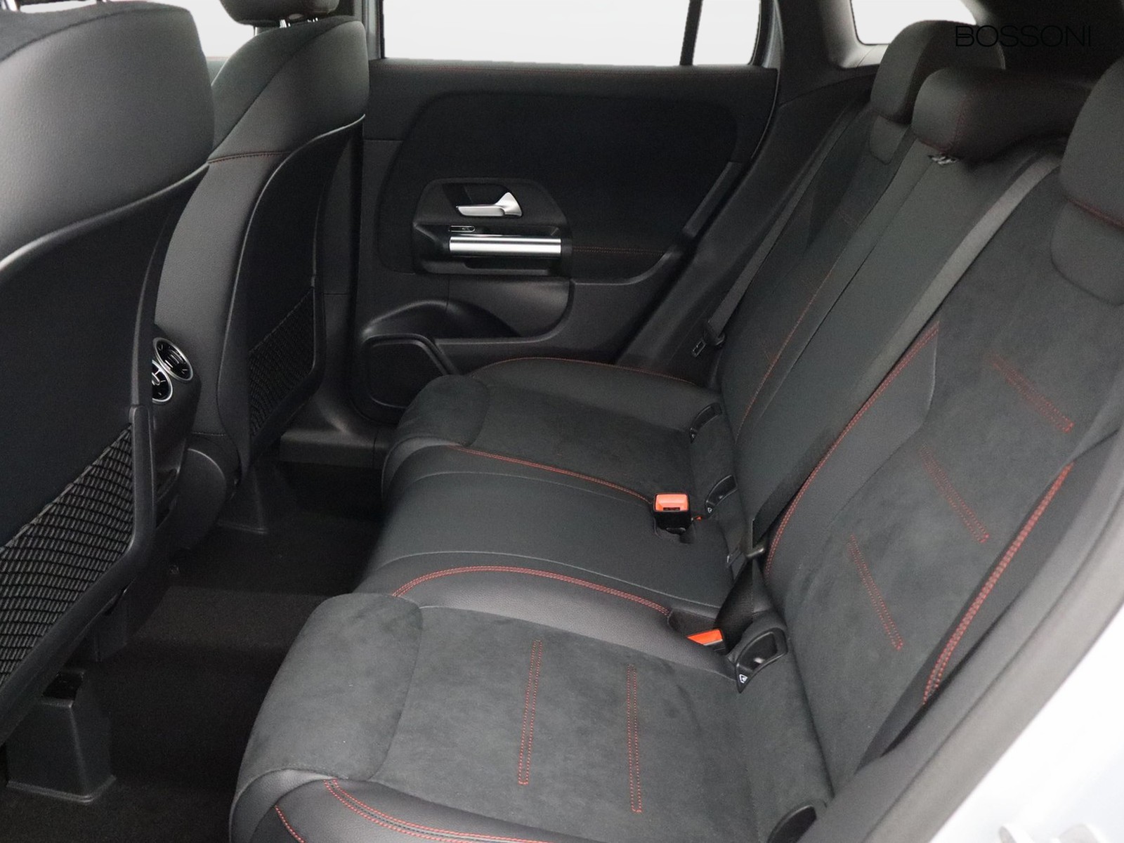 8 - Mercedes GLA 200 d amg line extra 8g-dct