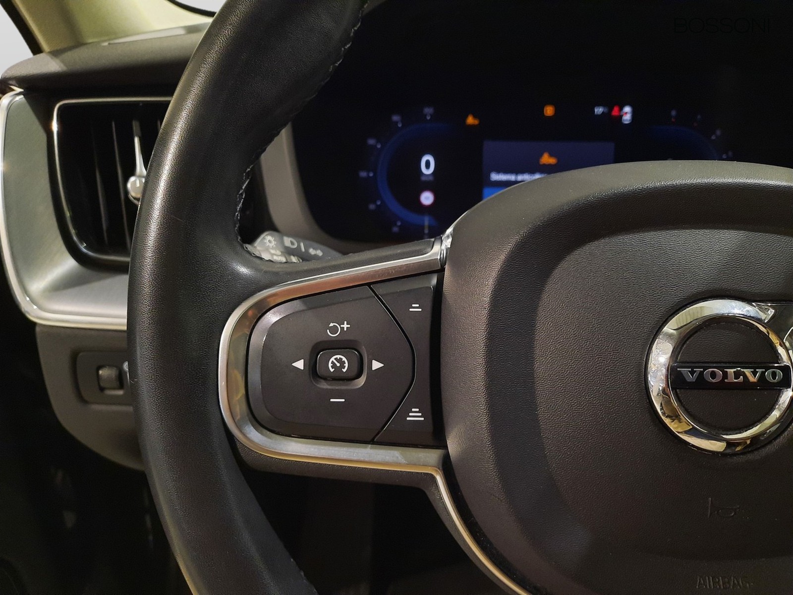 16 - Volvo XC60 2.0 b4 momentum pro automatico
