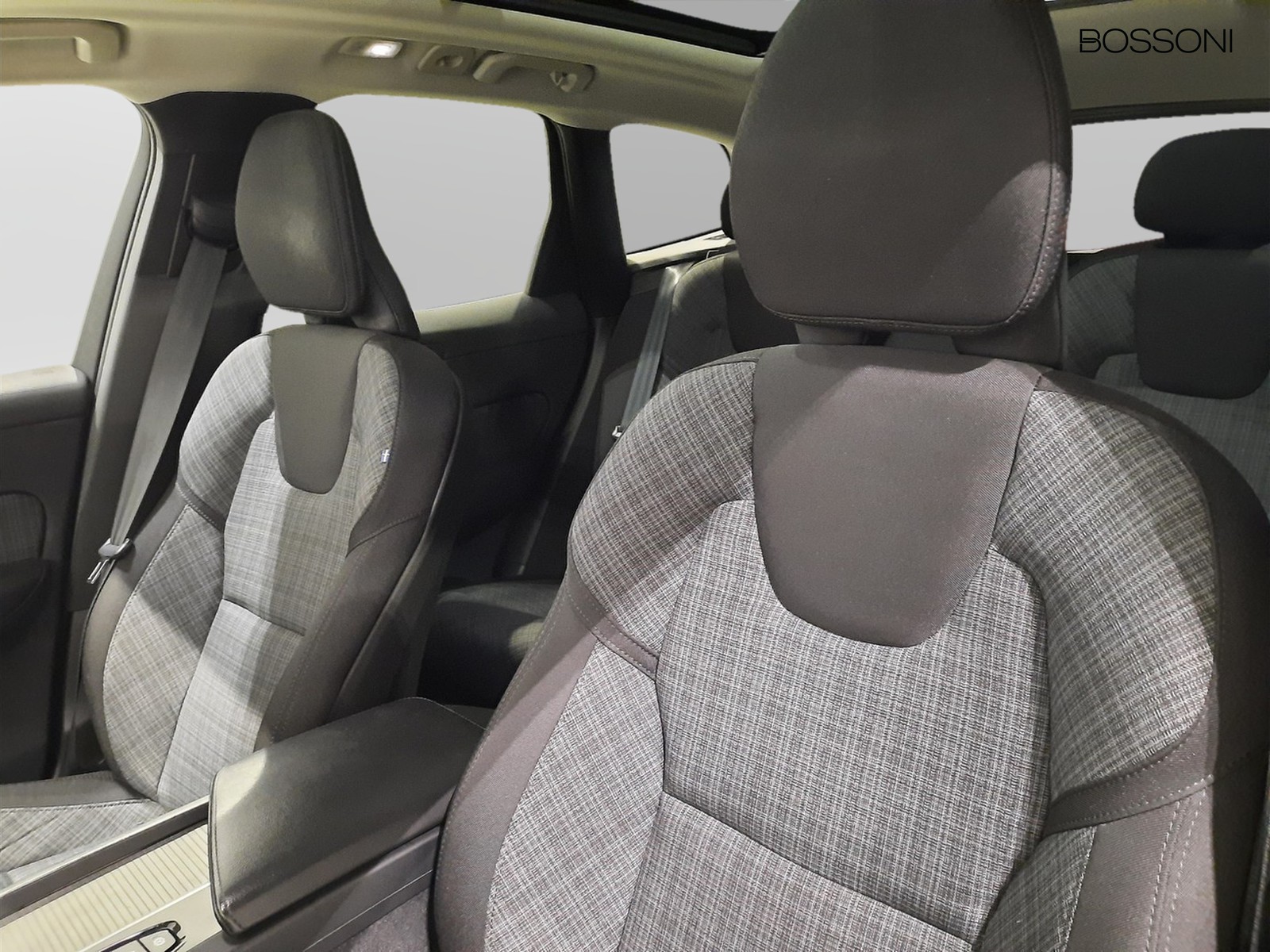 29 - Volvo XC60 2.0 b4 momentum pro automatico