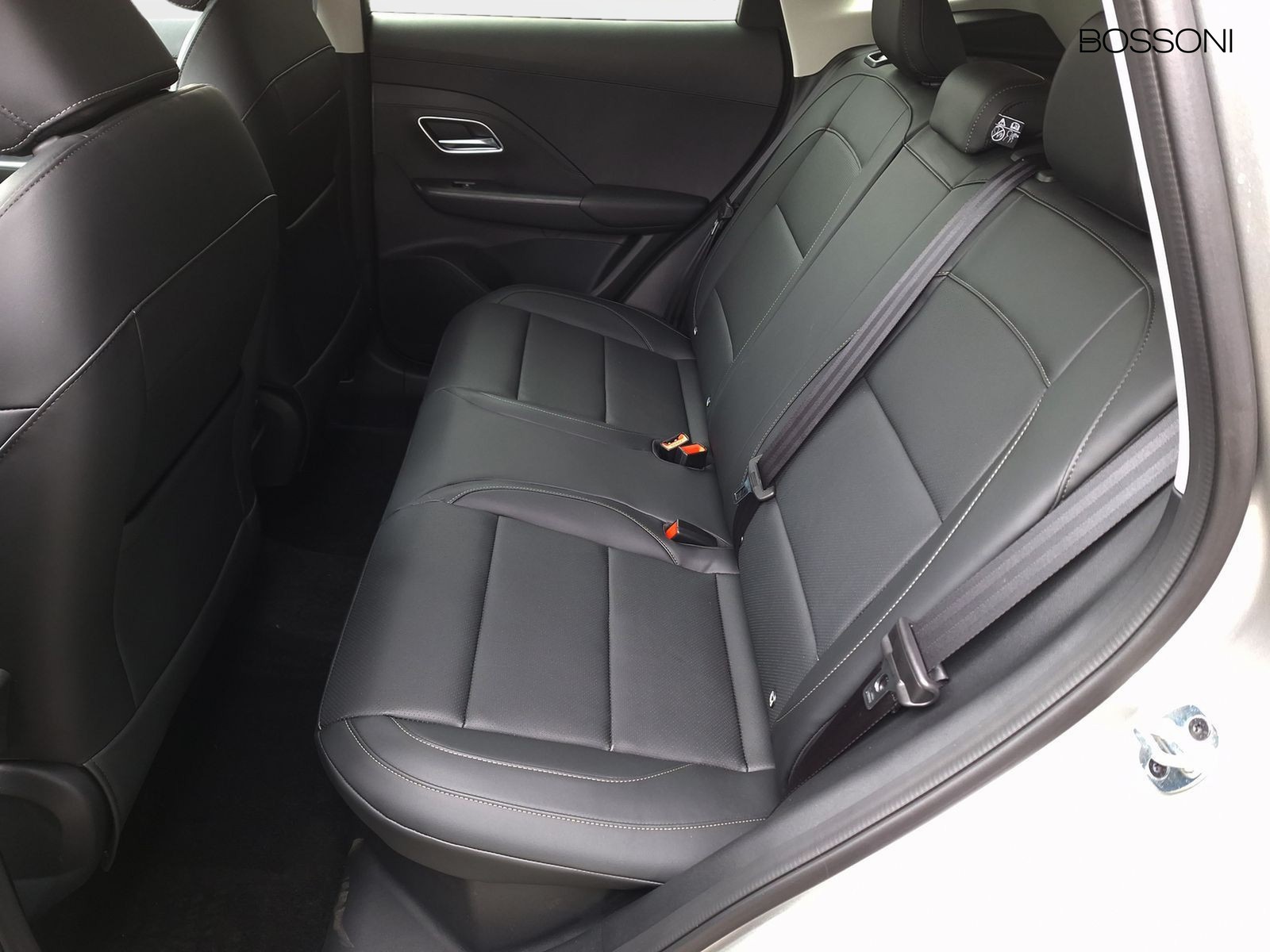 12 - Mg ZS 1.5 hybrid+ luxury auto