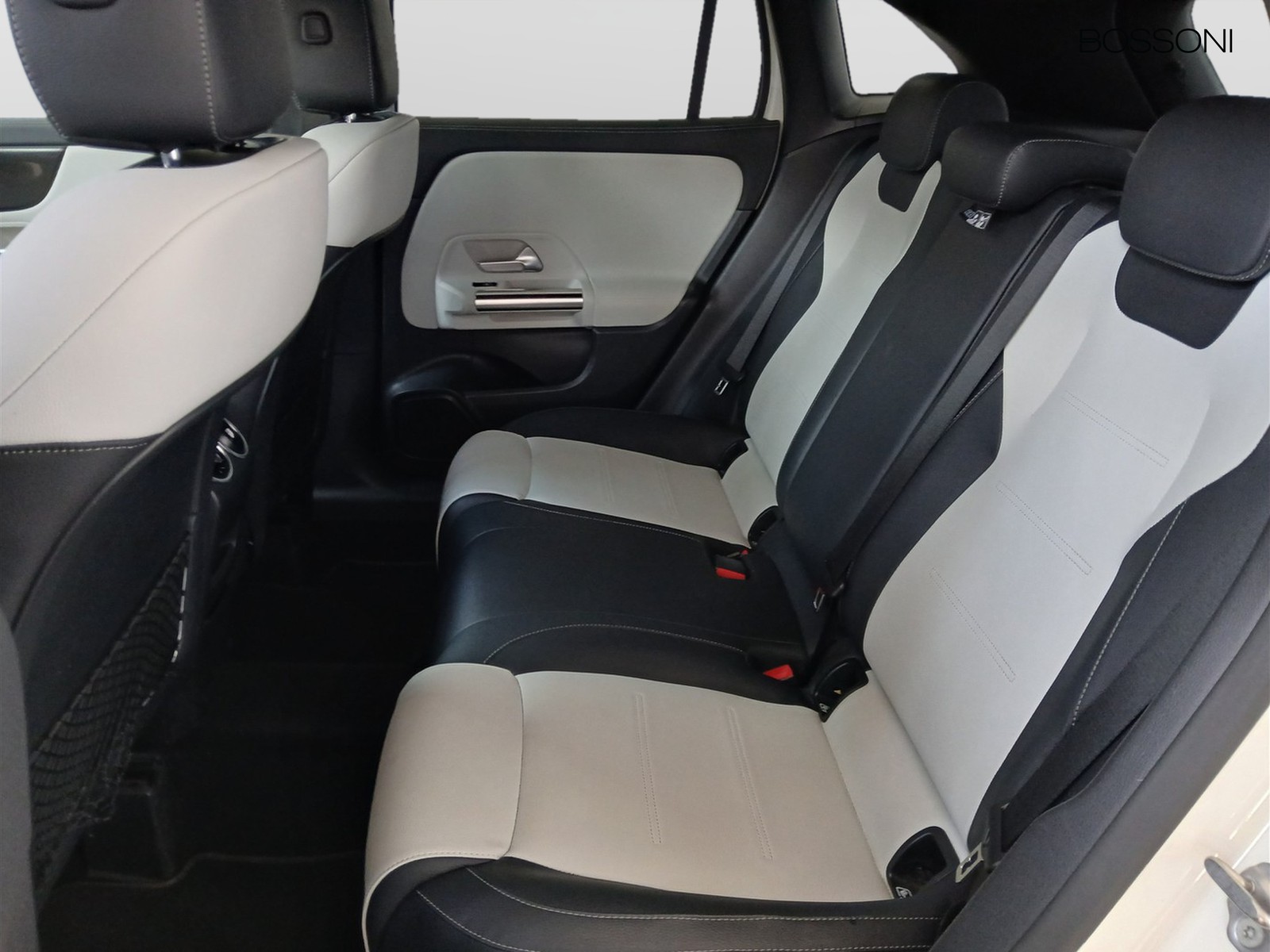 8 - Mercedes GLA 200 d premium 8g-dct