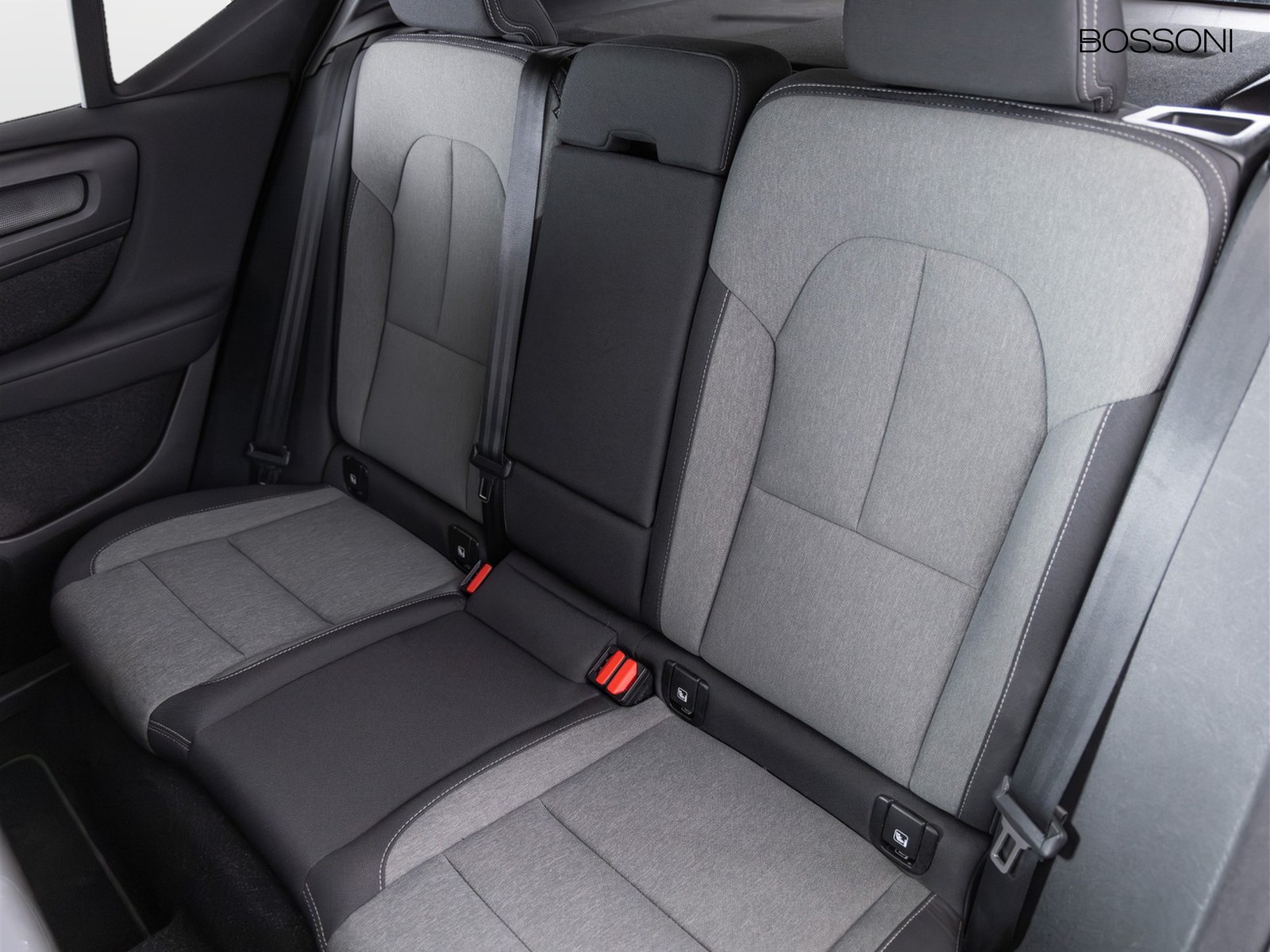 8 - Volvo XC40 2.0 b3 plus bright automatico